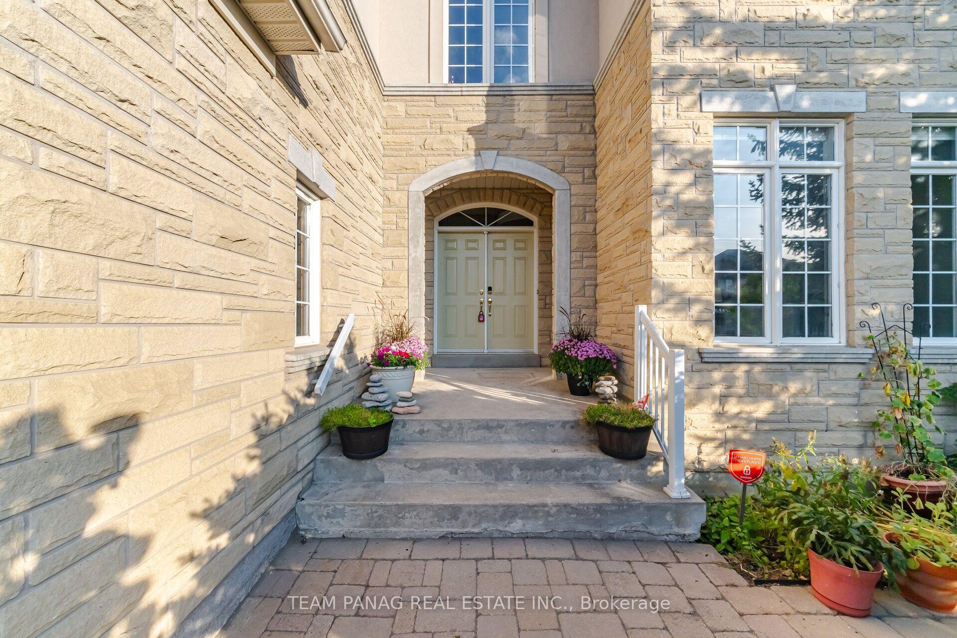 Photo 6 of 58 Saint Hubert Drive, Brampton, Vales of Castlemore North — HOMEH