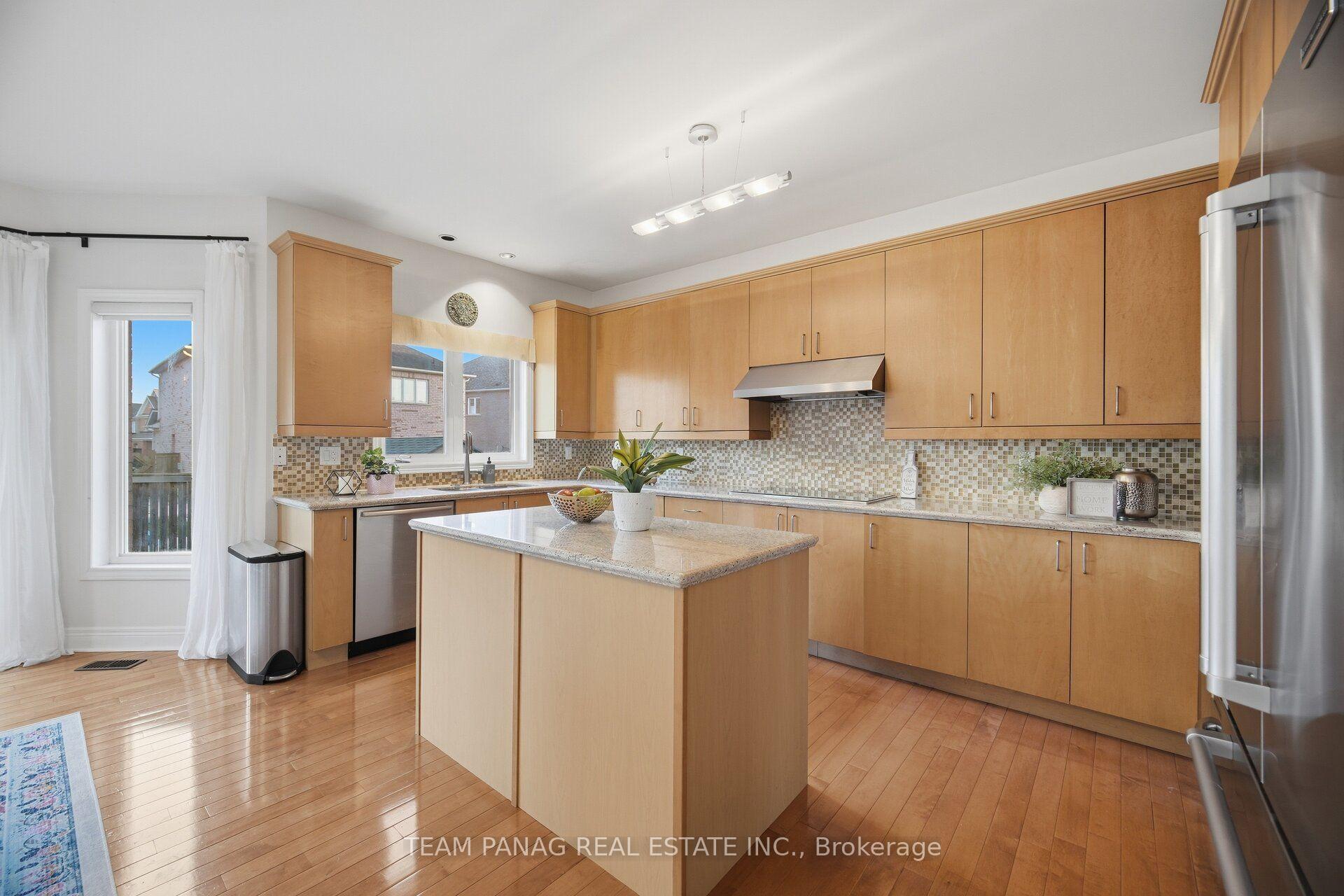 Photo 15 of 58 Saint Hubert Drive, Brampton, Vales of Castlemore North — HOMEH