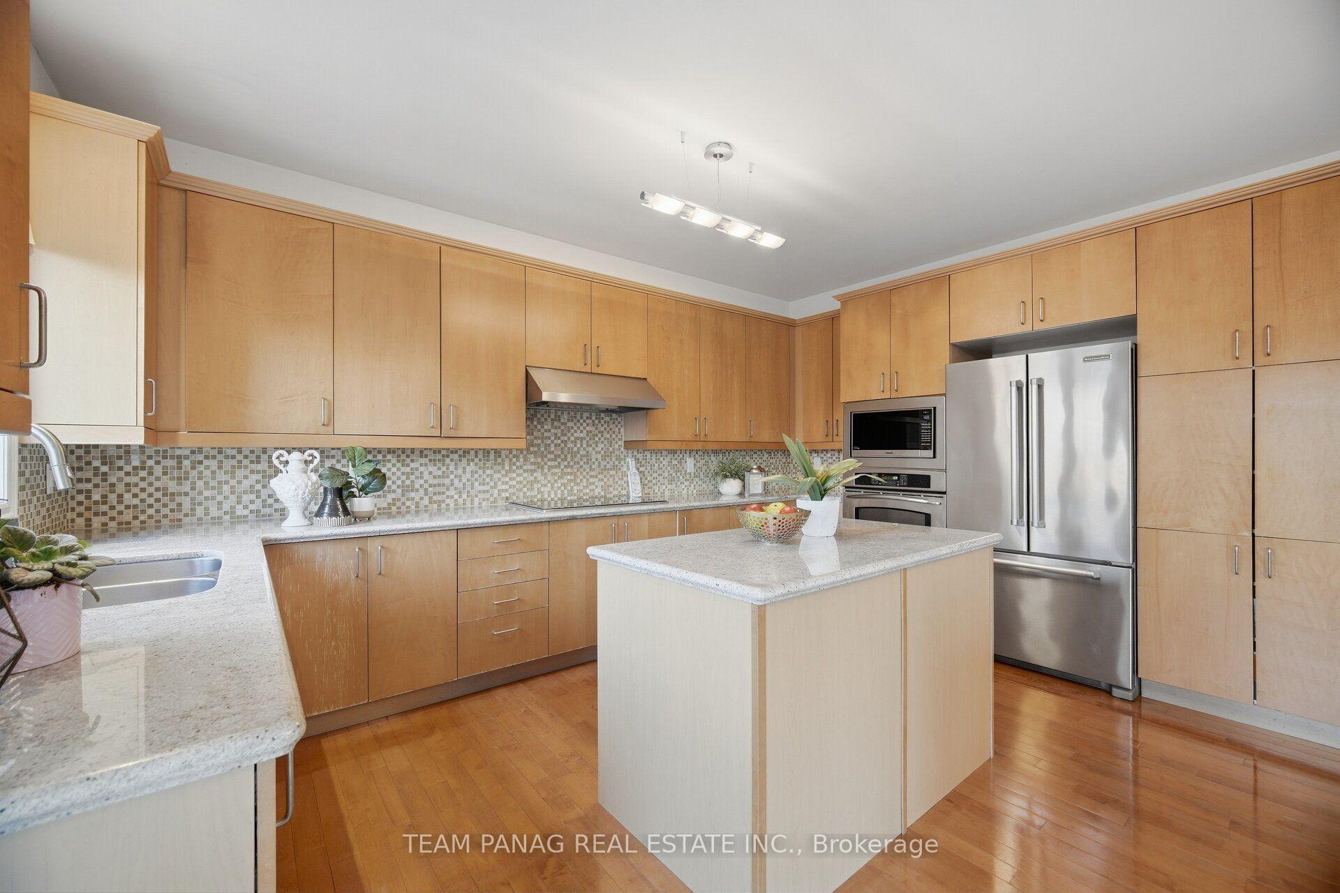 Photo 13 of 58 Saint Hubert Drive, Brampton, Vales of Castlemore North — HOMEH