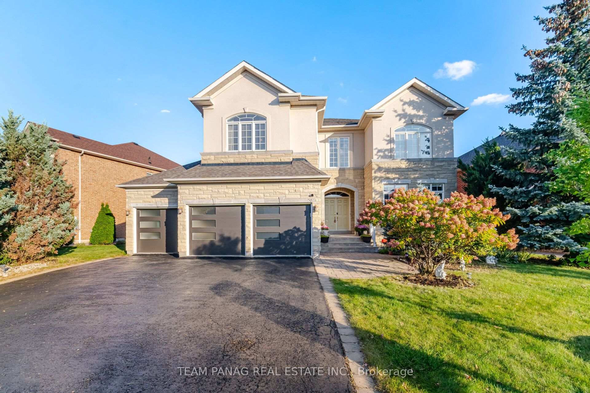Photo 3 of 58 Saint Hubert Drive, Brampton, Vales of Castlemore North — HOMEH