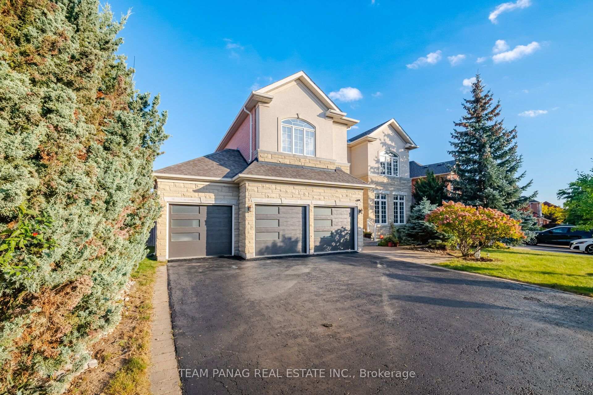 Photo 4 of 58 Saint Hubert Drive, Brampton, Vales of Castlemore North — HOMEH