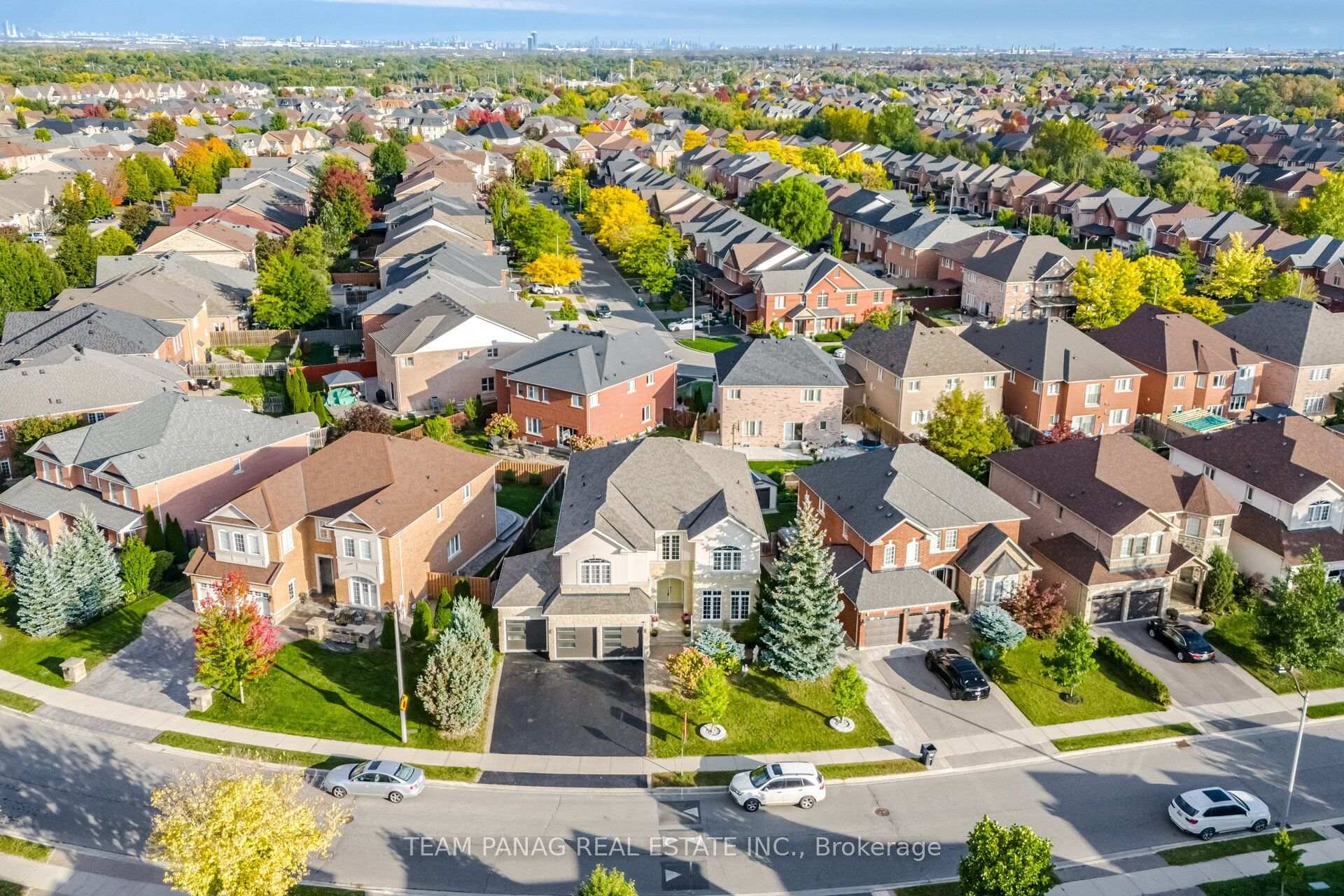 Photo 5 of 58 Saint Hubert Drive, Brampton, Vales of Castlemore North — HOMEH