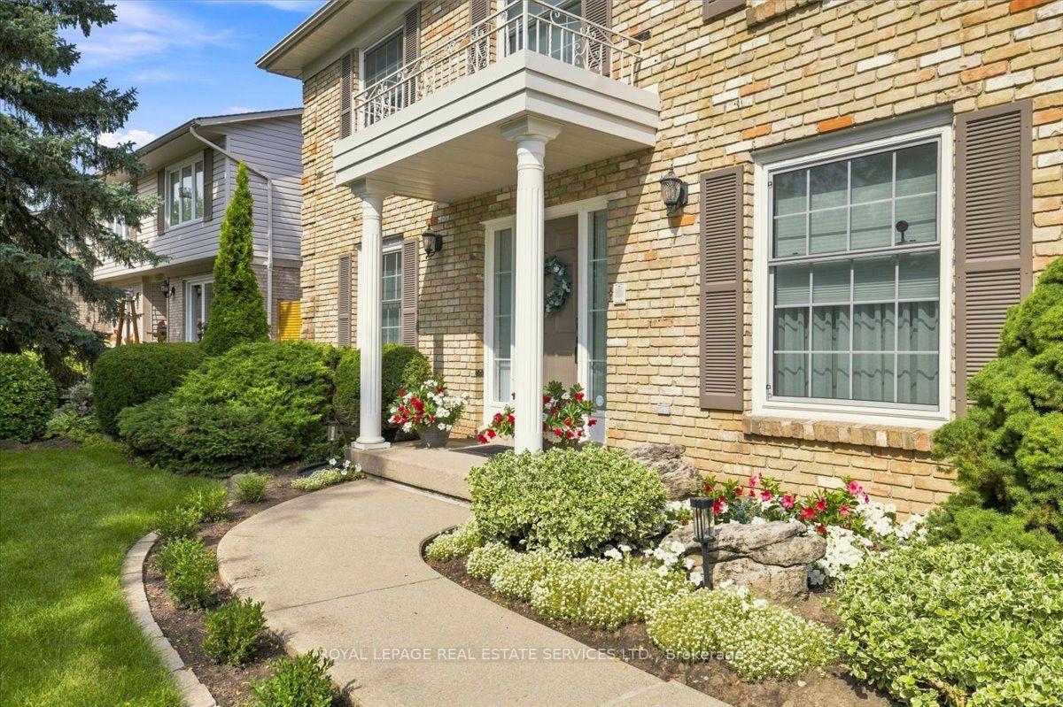 Photo 3 of 1309 Monmouth Drive, Burlington, Tyandaga — HOMEH