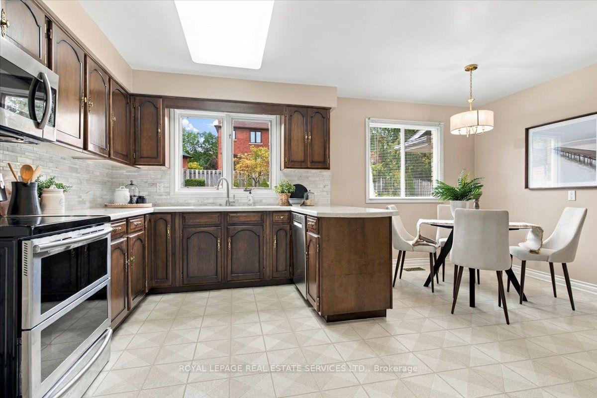 Photo 9 of 1309 Monmouth Drive, Burlington, Tyandaga — HOMEH
