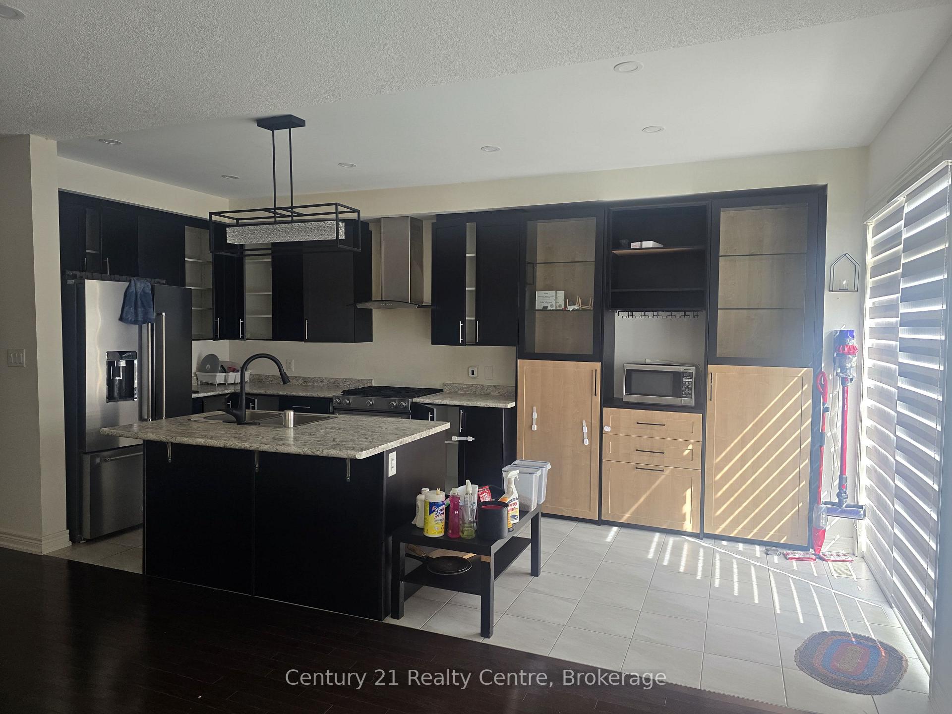 Photo 3 of 204 Fruitvale Circle, Brampton, Northwest Brampton — HOMEH