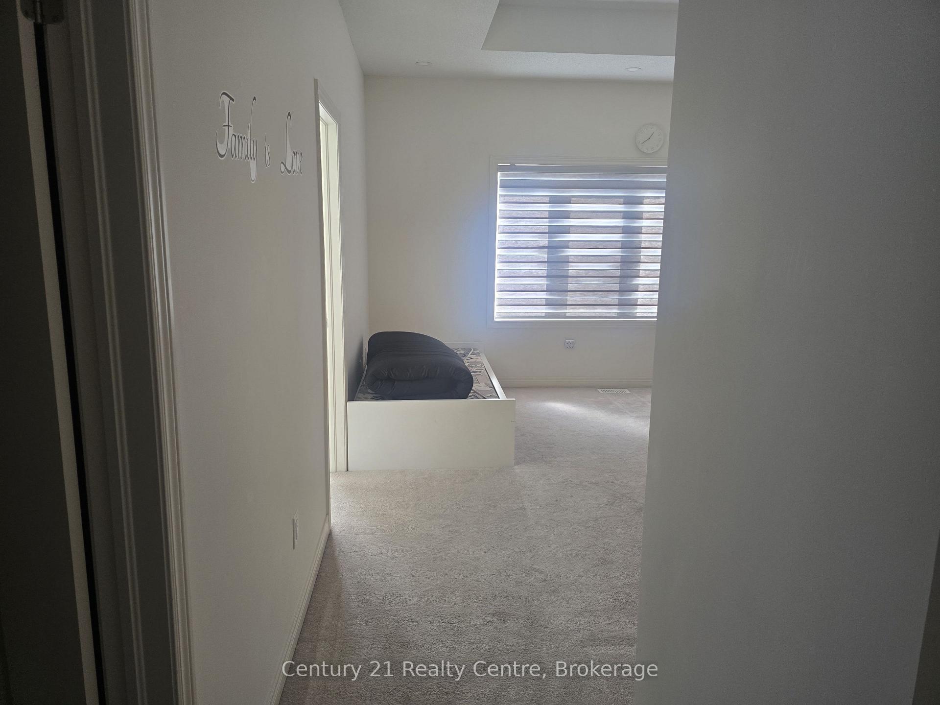 Photo 4 of 204 Fruitvale Circle, Brampton, Northwest Brampton — HOMEH