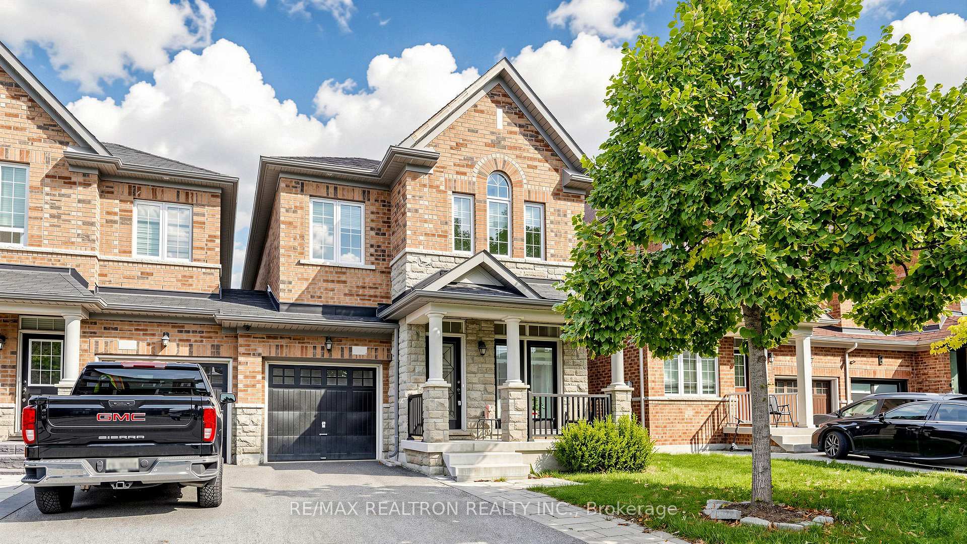 Photo 2 of 27 Pelham Drive, Vaughan, Kleinburg — HOMEH