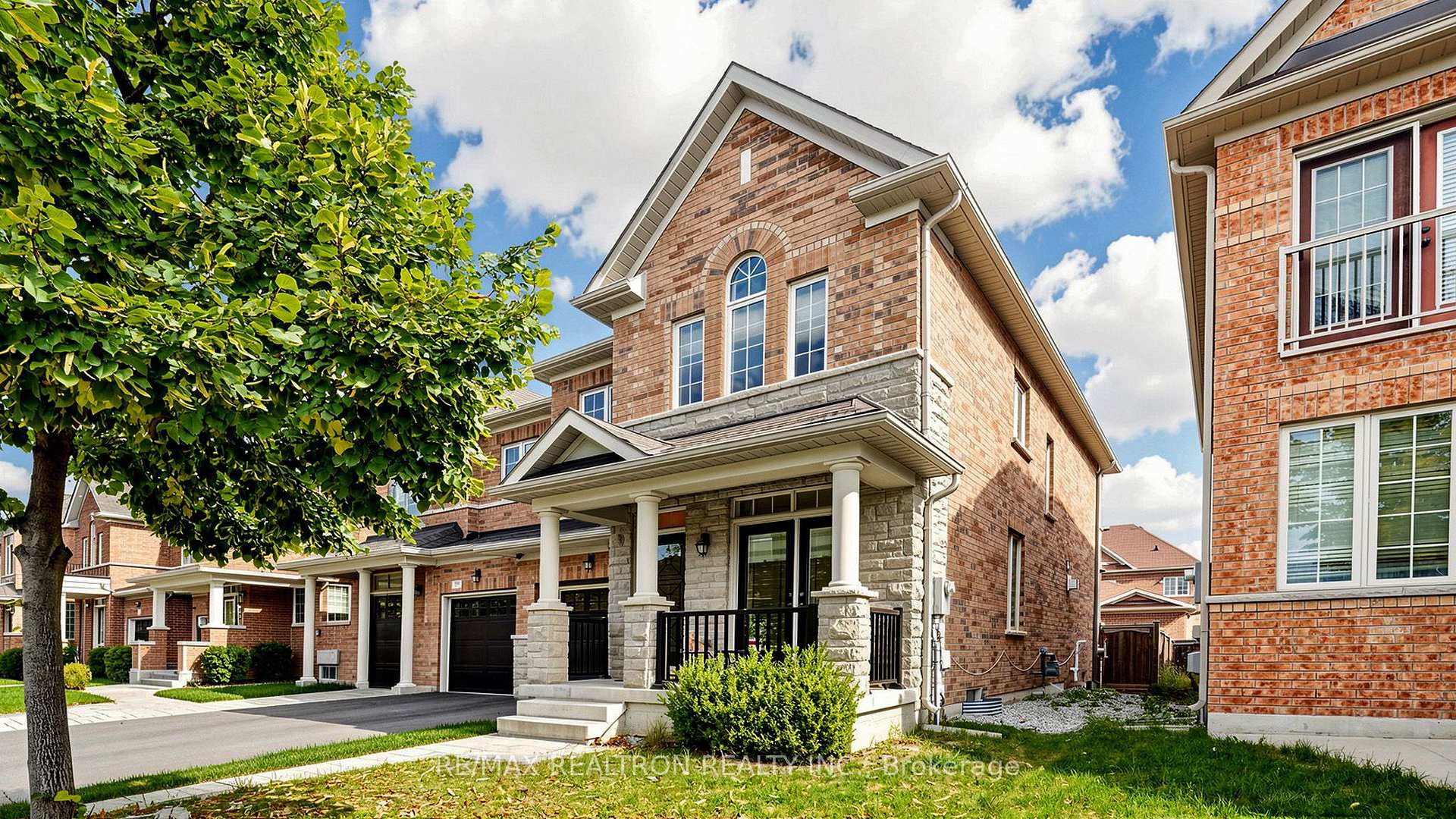 Photo 3 of 27 Pelham Drive, Vaughan, Kleinburg — HOMEH