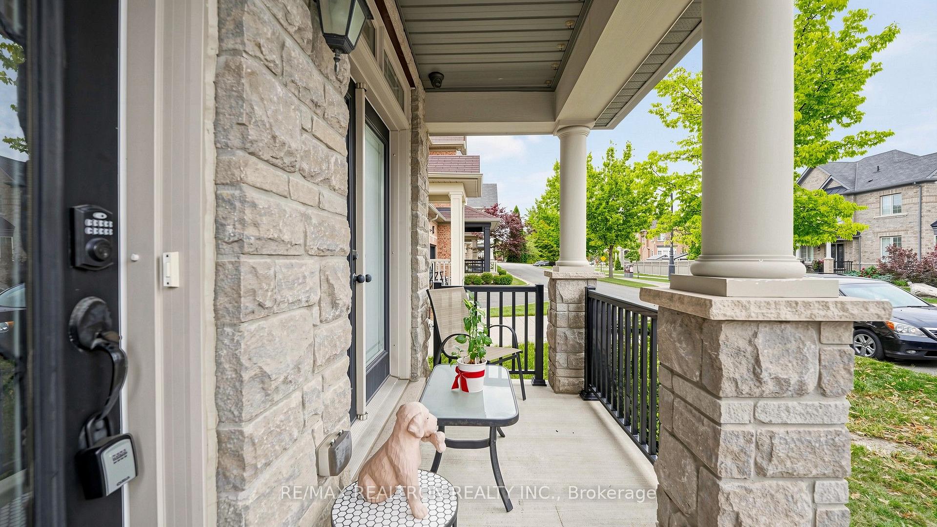 Photo 4 of 27 Pelham Drive, Vaughan, Kleinburg — HOMEH