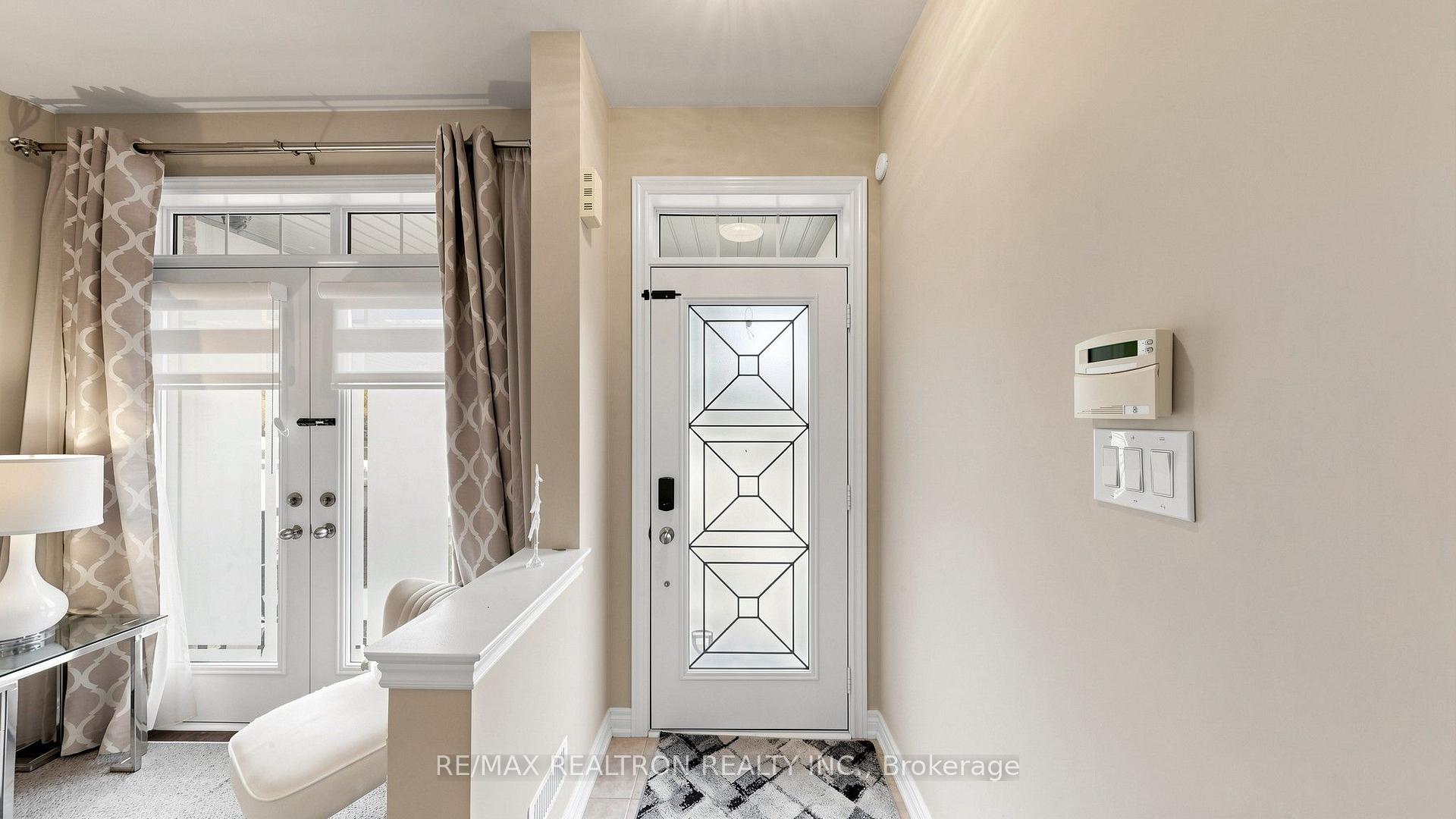 Photo 5 of 27 Pelham Drive, Vaughan, Kleinburg — HOMEH