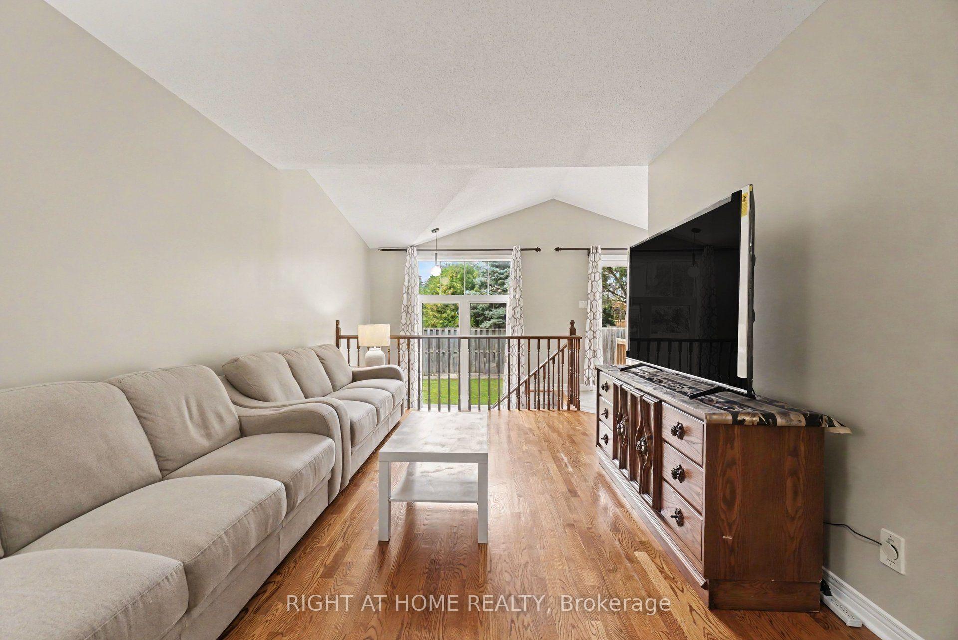 Photo 5 of 623 Wild Shore Crescent, Ottawa, Riverside South/Gloucester Glen — HOMEH