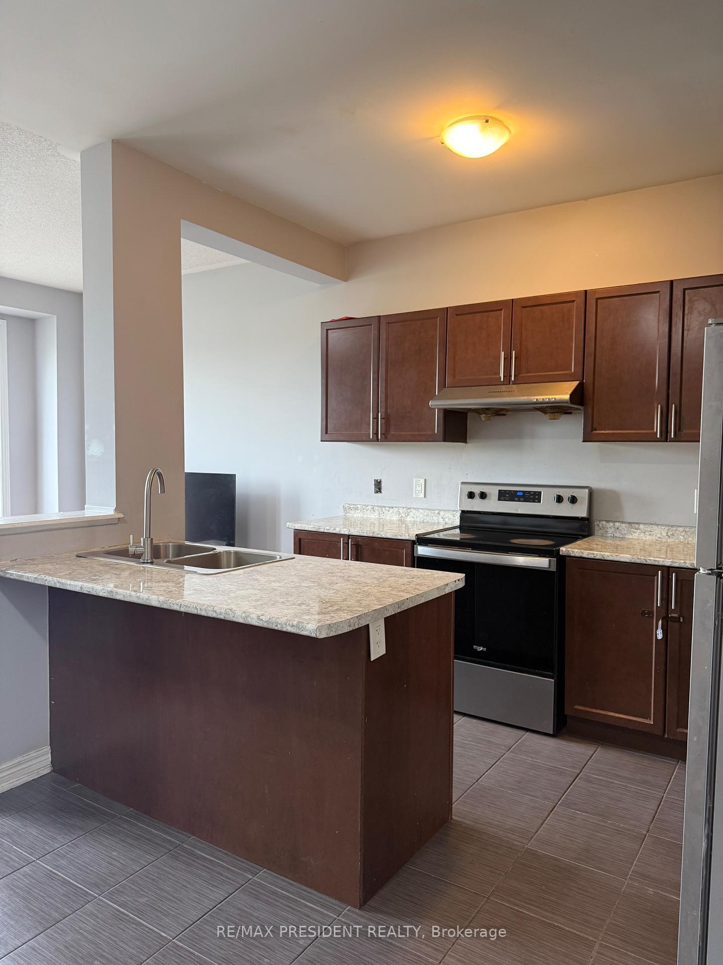 Photo 5 of 98 Davenfield Circle, Brampton, Bram East — HOMEH