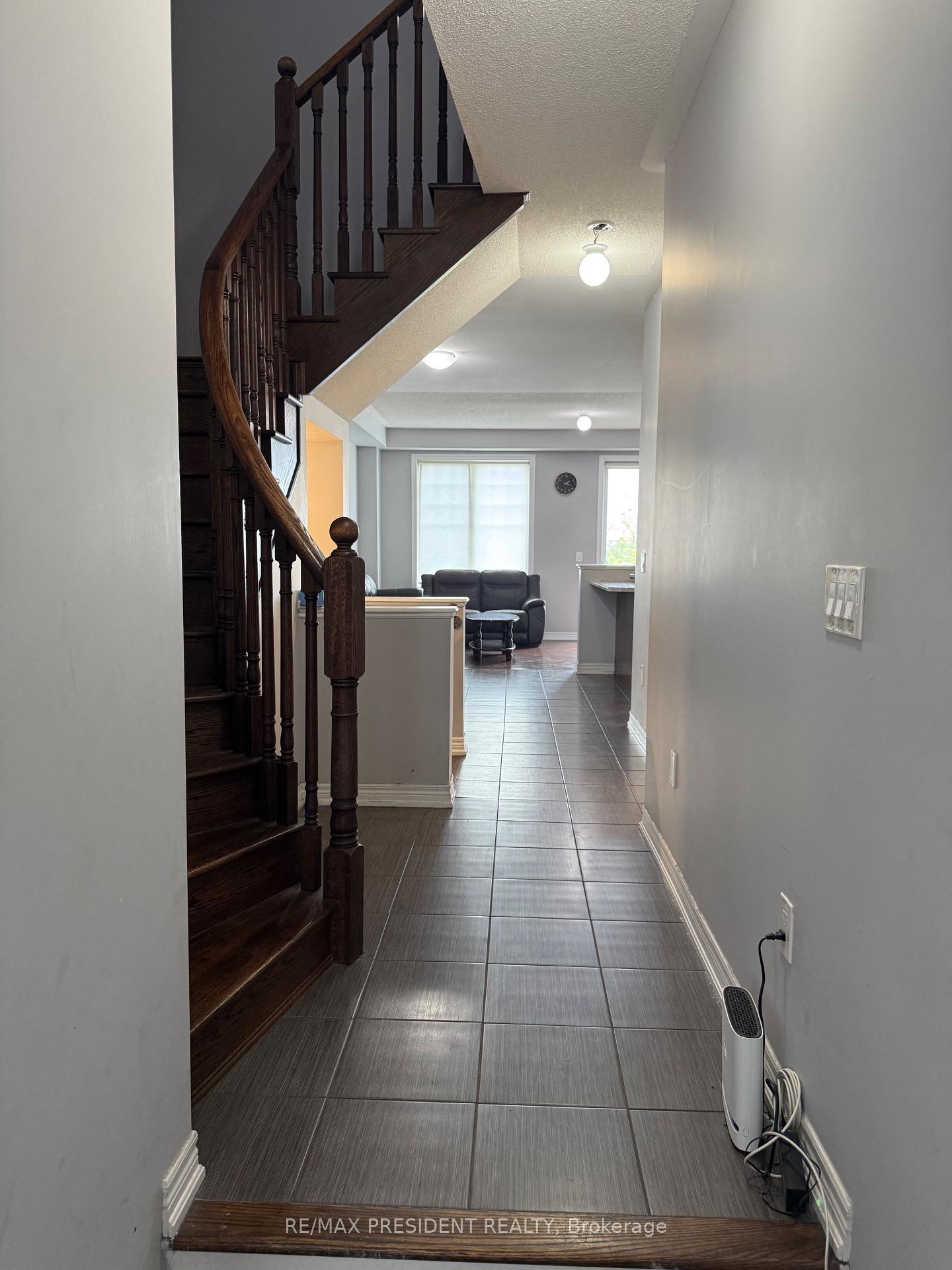 Photo 11 of 98 Davenfield Circle, Brampton, Bram East — HOMEH