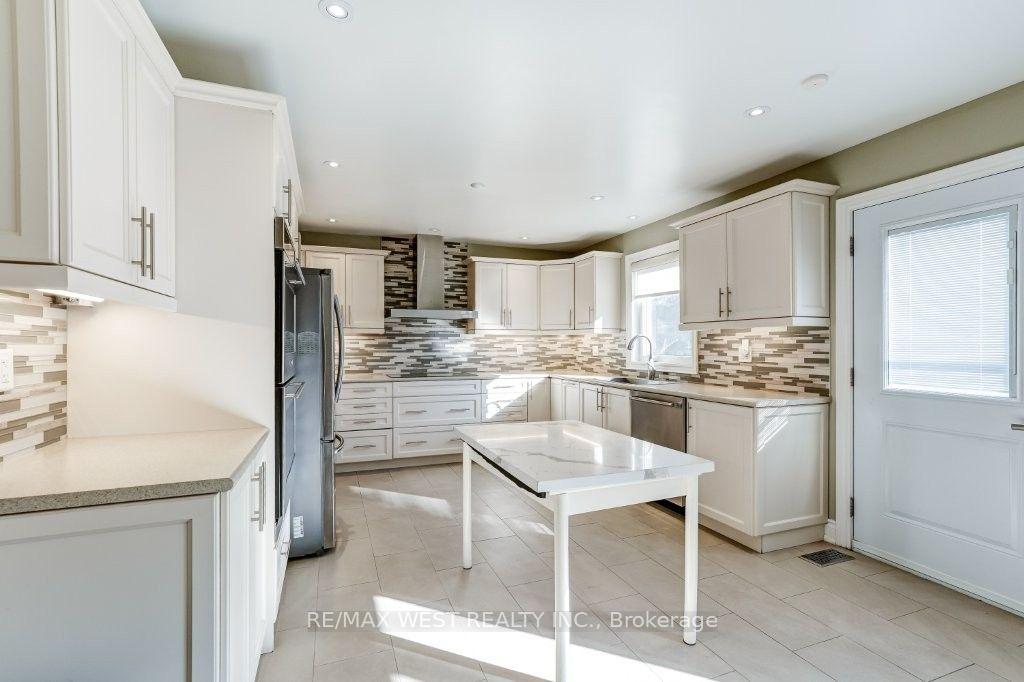 Photo 11 of 9 Culnan Avenue, Etobicoke, Islington-City Centre West — HOMEH