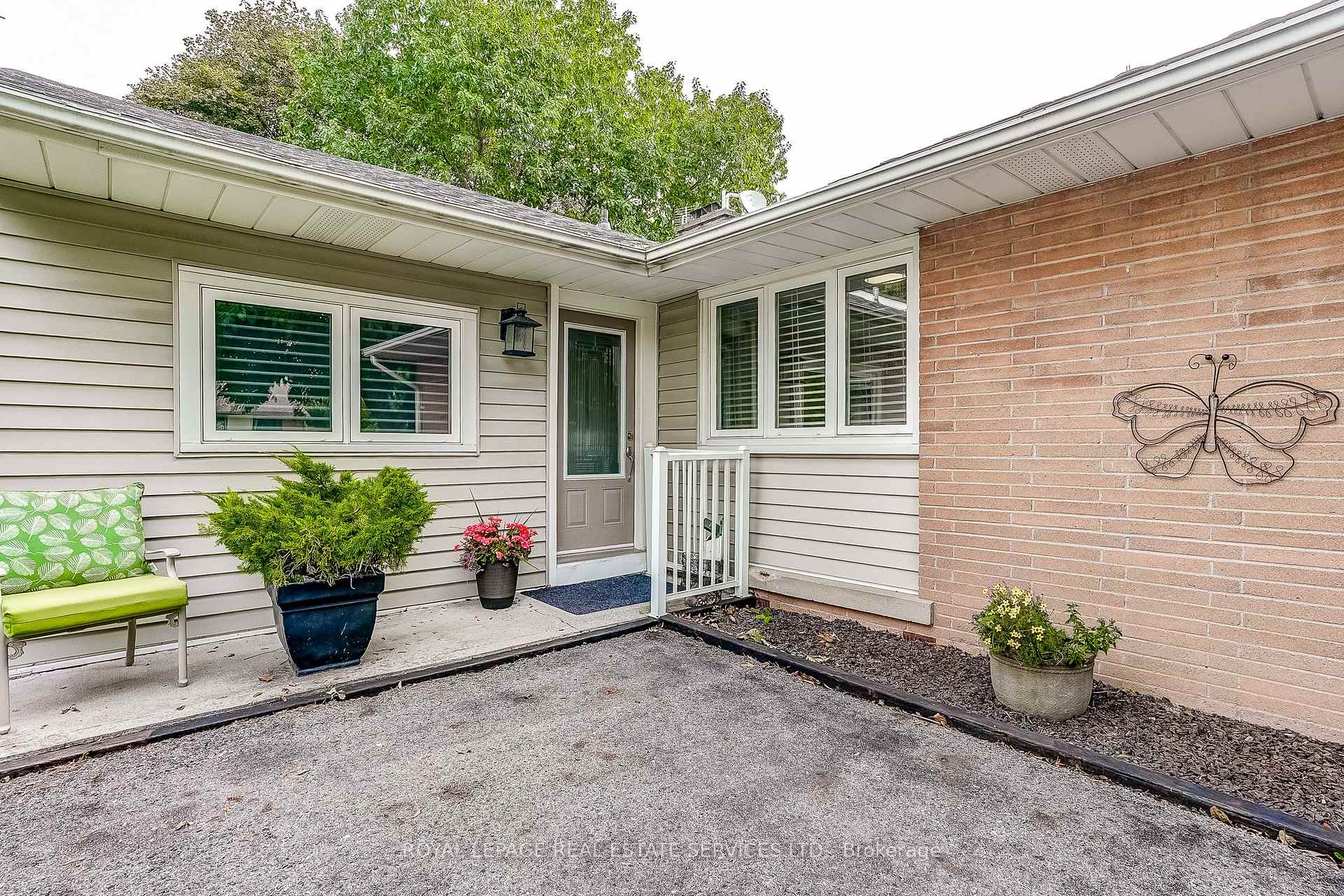 Photo 2 of 27 Sora Drive, Mississauga, Streetsville — HOMEH