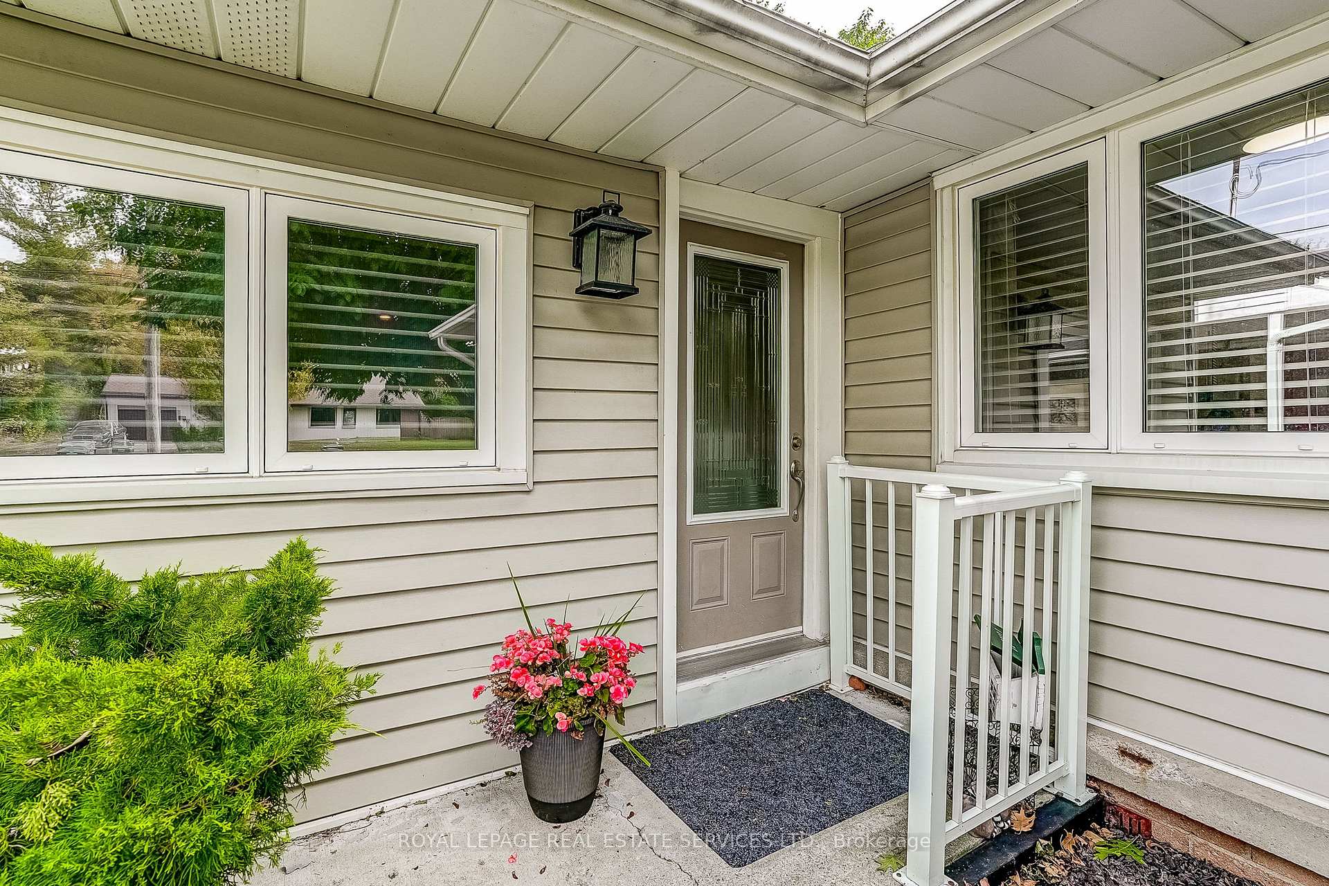 Photo 3 of 27 Sora Drive, Mississauga, Streetsville — HOMEH