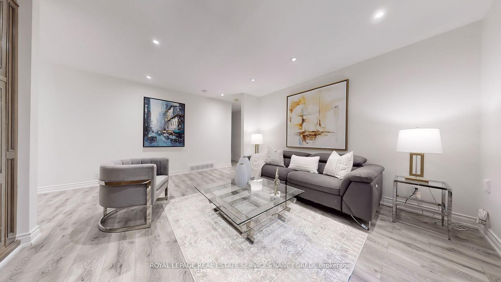 Photo 11 of 15 Farrington Drive, North York, St. Andrew-Windfields — HOMEH