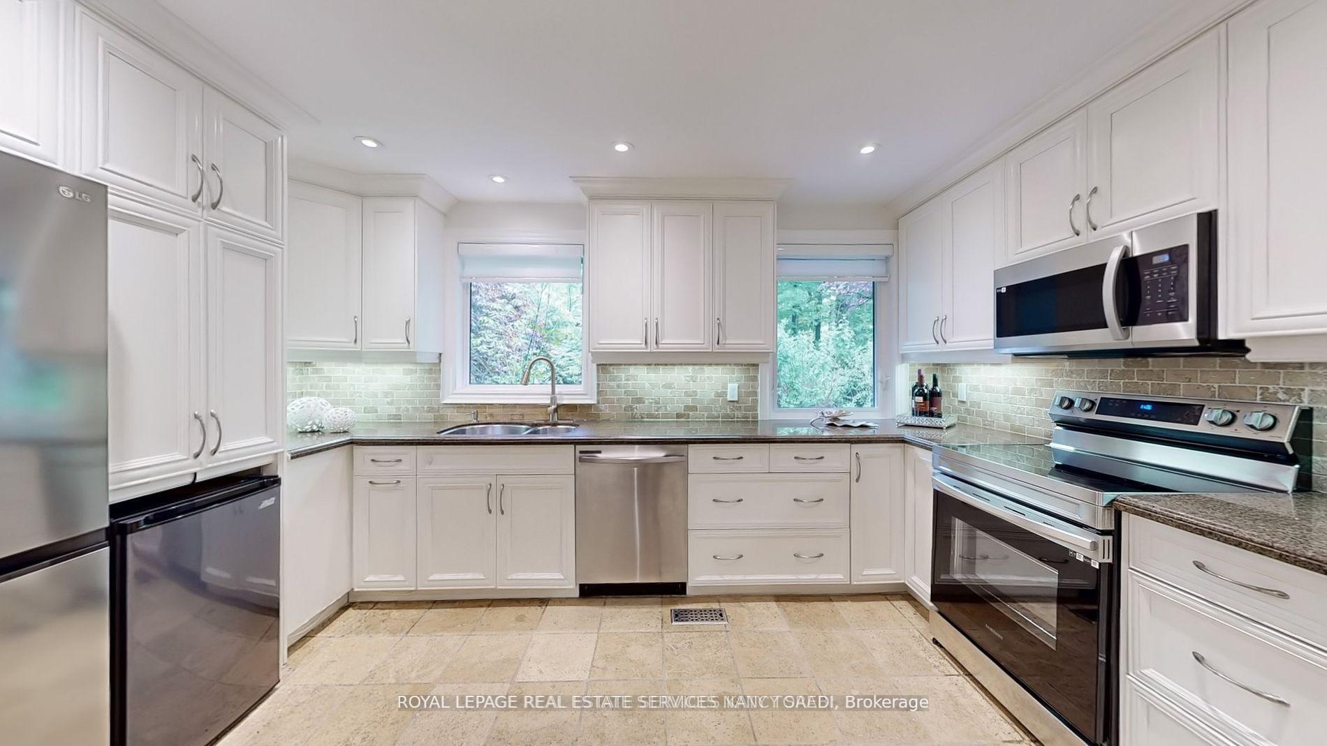 Photo 12 of 15 Farrington Drive, North York, St. Andrew-Windfields — HOMEH