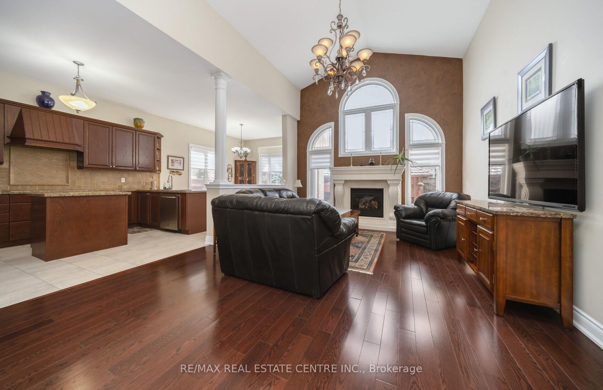 Photo 7 of 10 Eiffel Boulevard, Brampton, Vales of Castlemore North — HOMEH