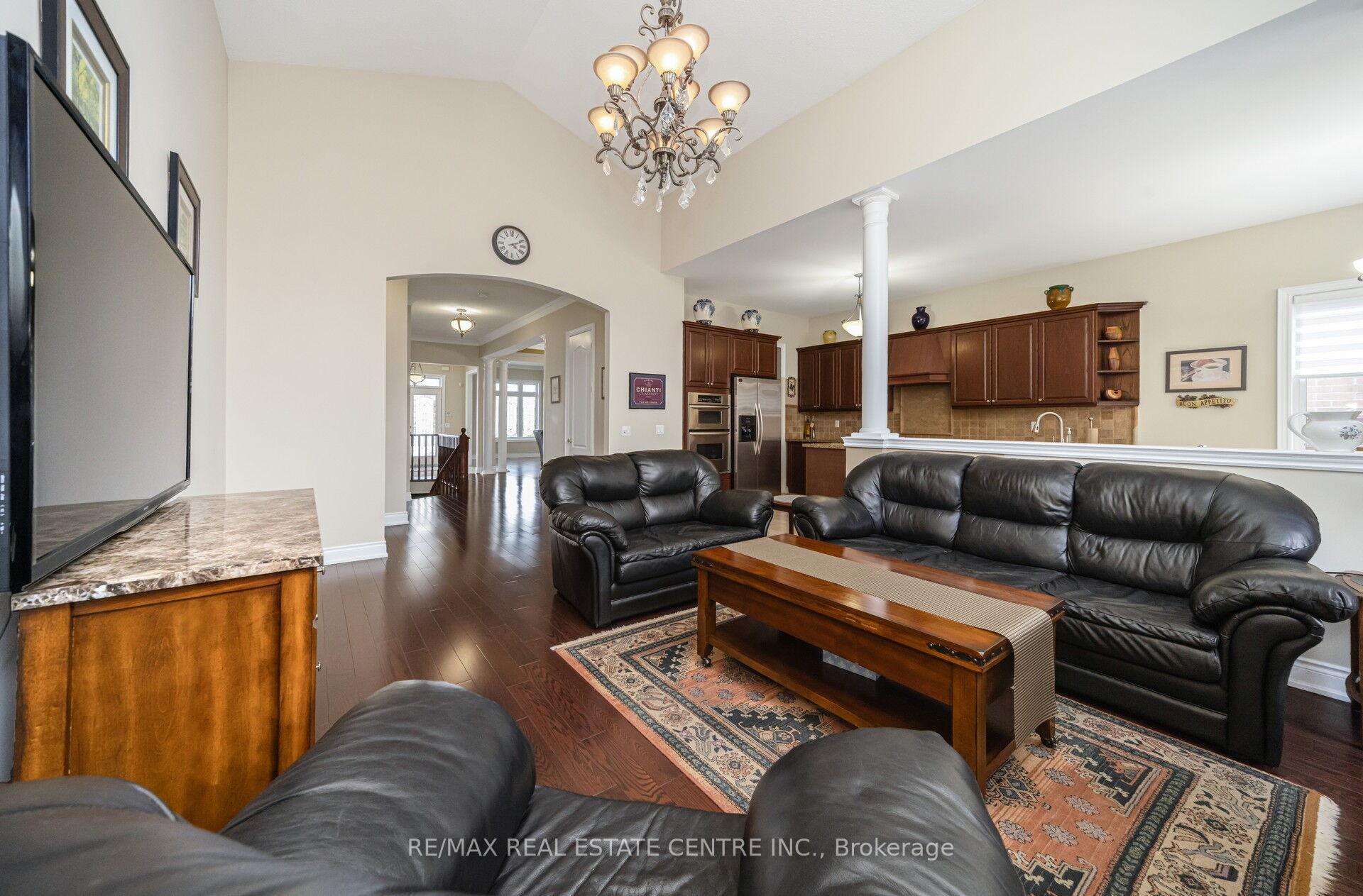 Photo 12 of 10 Eiffel Boulevard, Brampton, Vales of Castlemore North — HOMEH