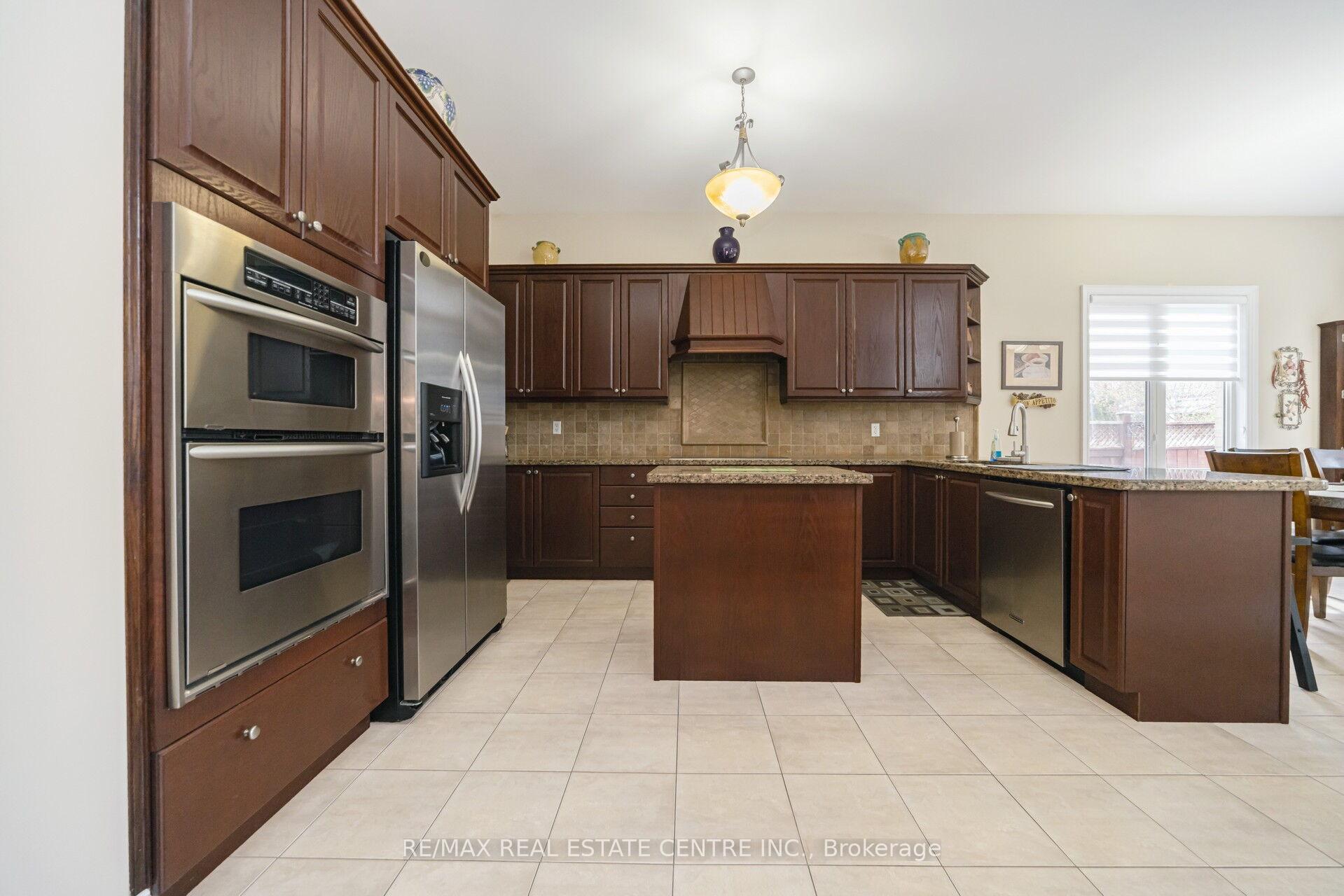 Photo 13 of 10 Eiffel Boulevard, Brampton, Vales of Castlemore North — HOMEH