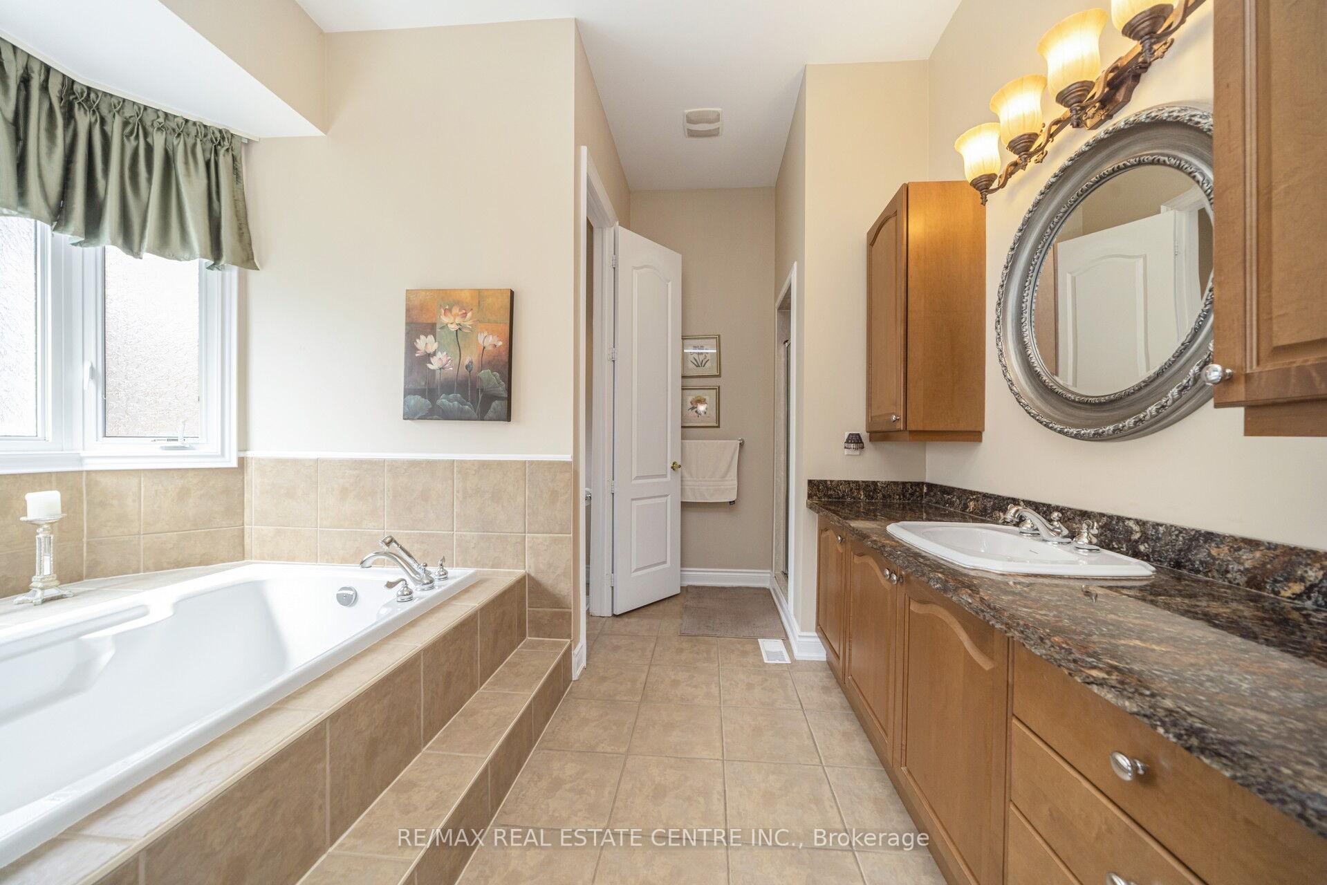 Photo 24 of 10 Eiffel Boulevard, Brampton, Vales of Castlemore North — HOMEH