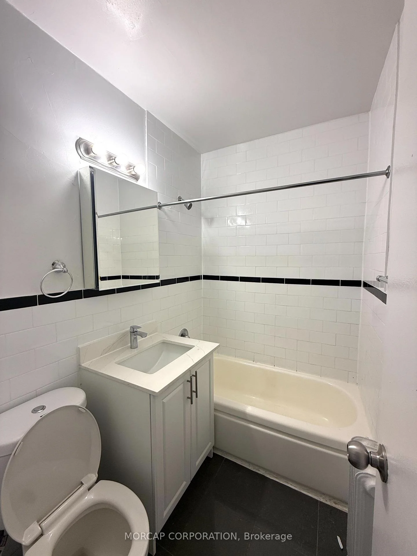 Photo 8 of Unit 508, 2895 Bathurst Street, Toronto, Bedford Park-Nortown — HOMEH