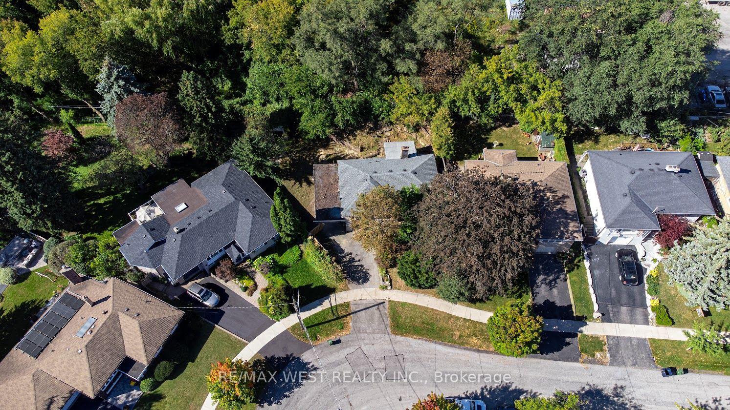 Photo 3 of 39 Mcmanus Road, Etobicoke, Kingsview Village-The Westway — HOMEH