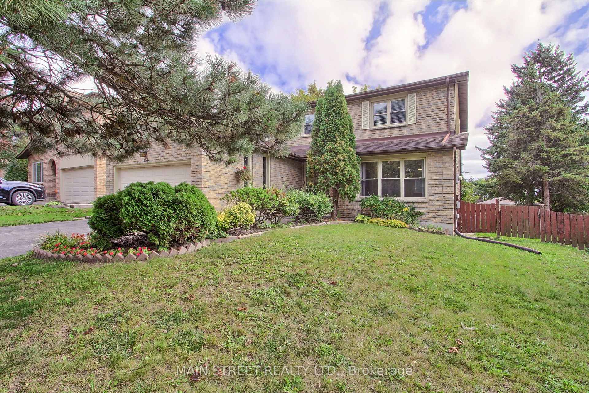 Photo 3 of 850 Arnold Crescent, Newmarket, Gorham-College Manor — HOMEH