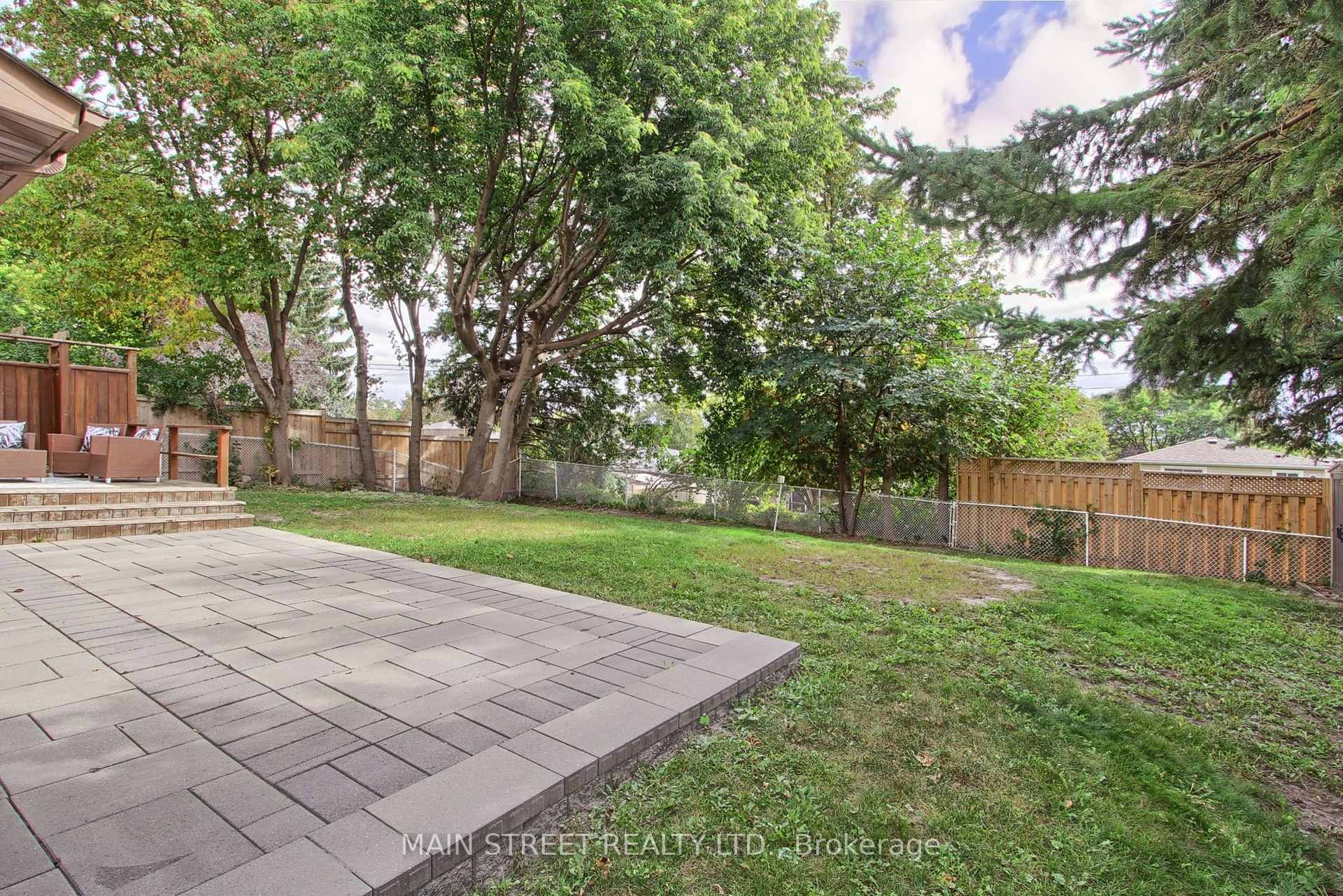 Photo 4 of 850 Arnold Crescent, Newmarket, Gorham-College Manor — HOMEH