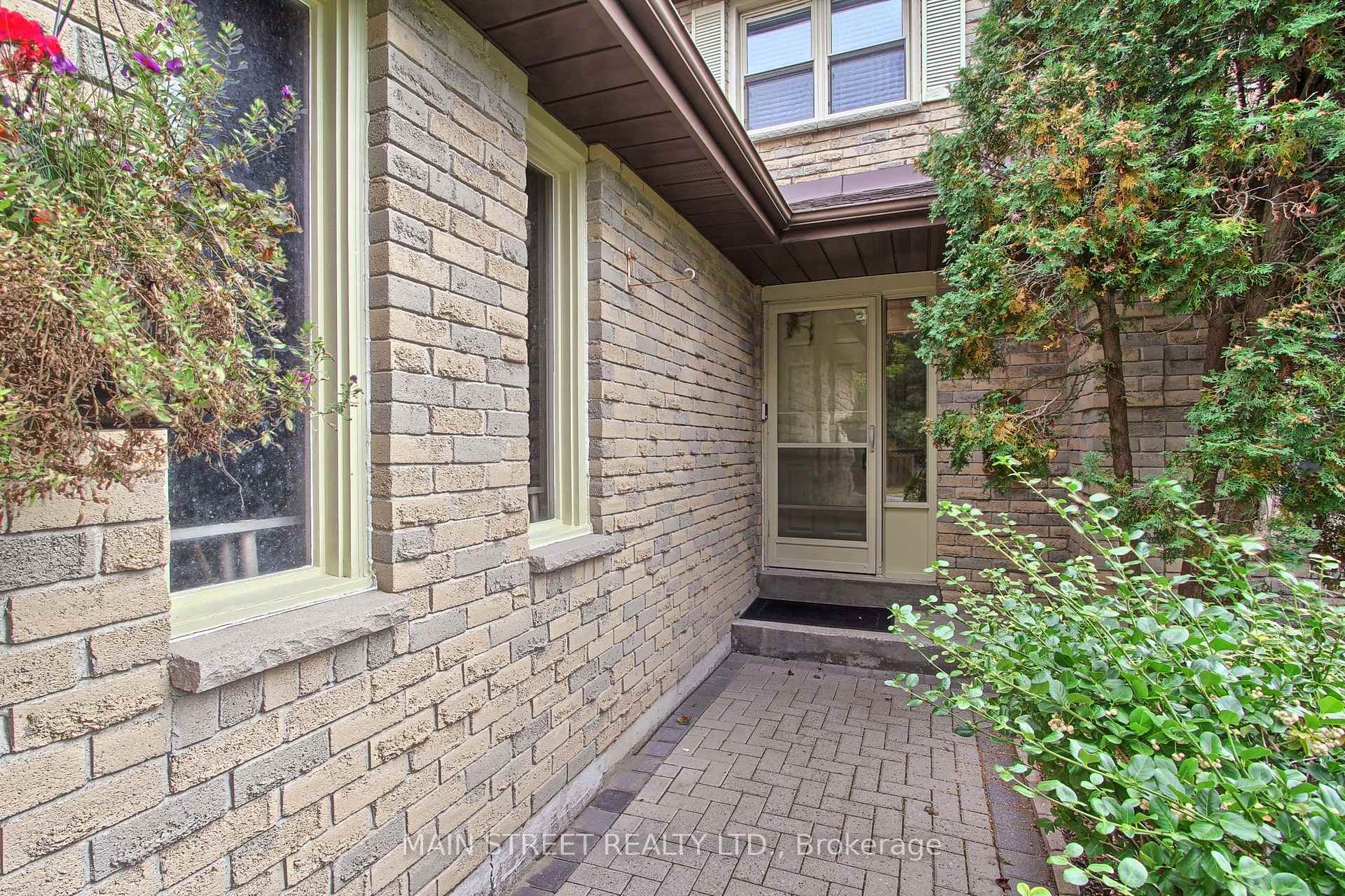 Photo 5 of 850 Arnold Crescent, Newmarket, Gorham-College Manor — HOMEH