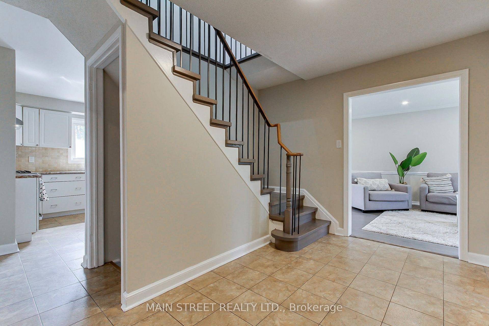 Photo 6 of 850 Arnold Crescent, Newmarket, Gorham-College Manor — HOMEH