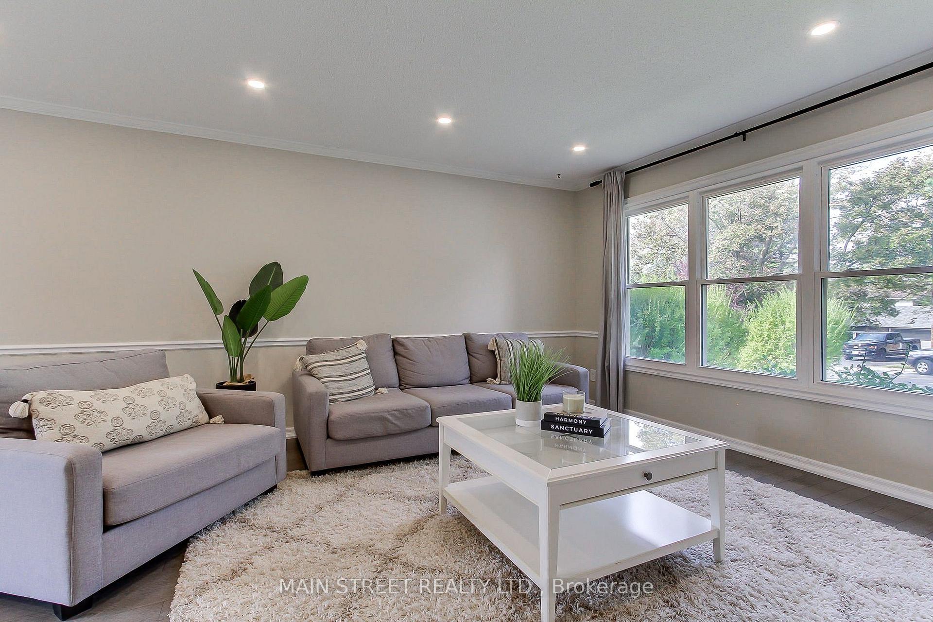 Photo 7 of 850 Arnold Crescent, Newmarket, Gorham-College Manor — HOMEH