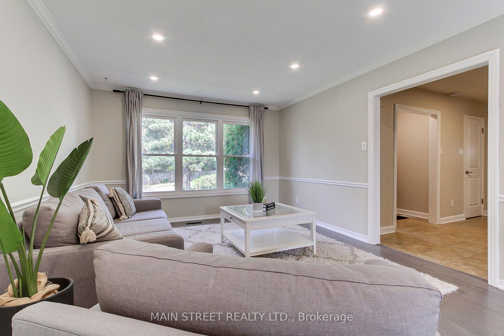 Photo 8 of 850 Arnold Crescent, Newmarket, Gorham-College Manor — HOMEH