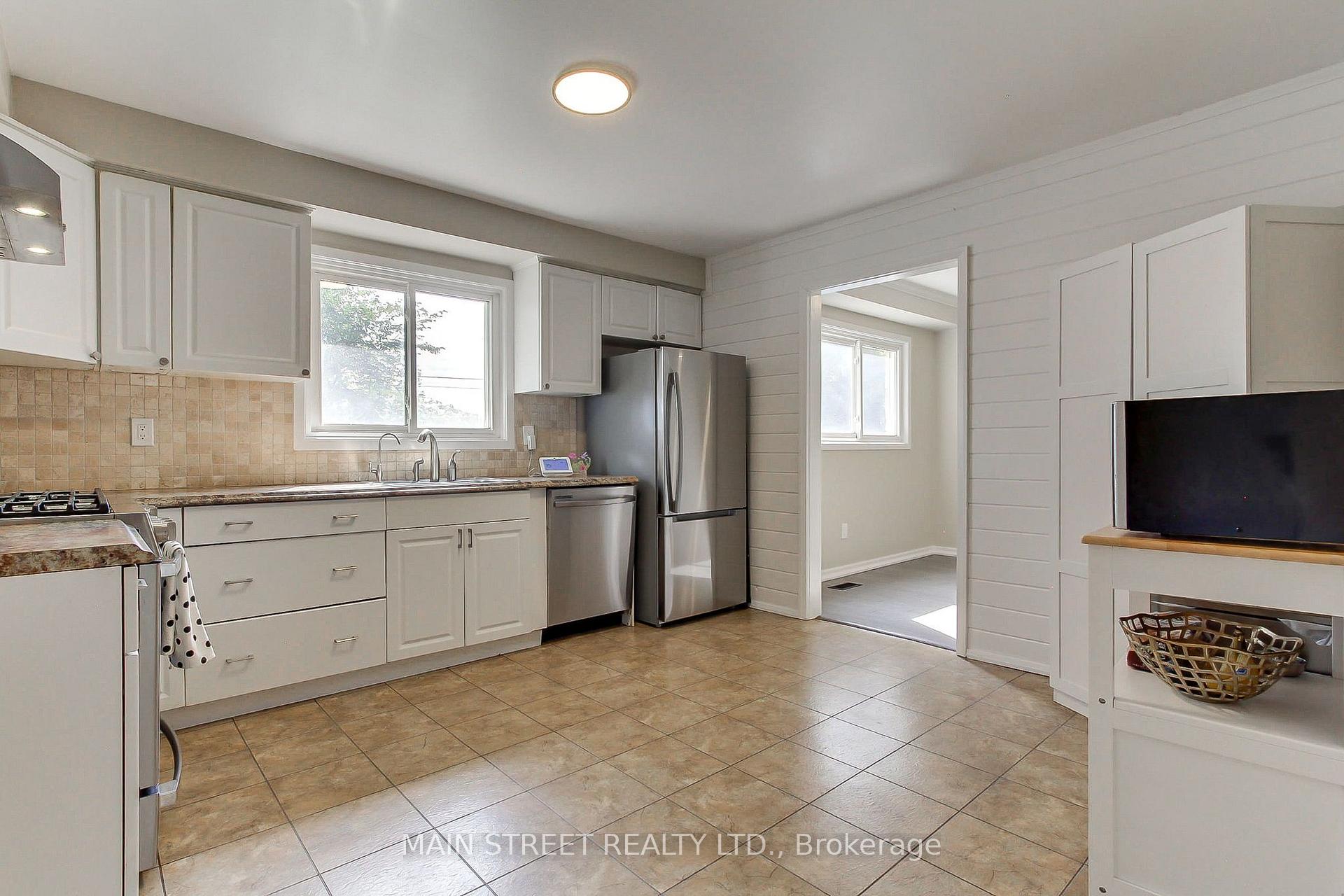 Photo 10 of 850 Arnold Crescent, Newmarket, Gorham-College Manor — HOMEH
