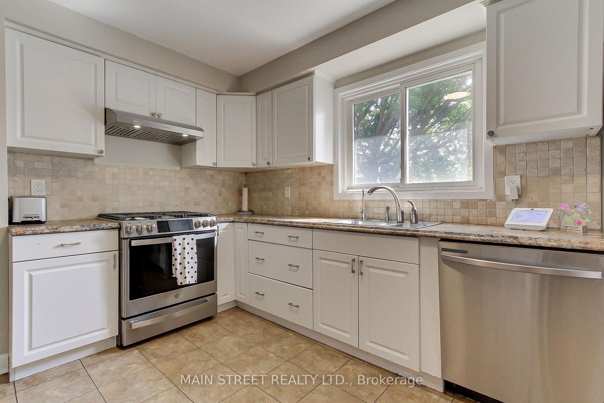 Photo 11 of 850 Arnold Crescent, Newmarket, Gorham-College Manor — HOMEH