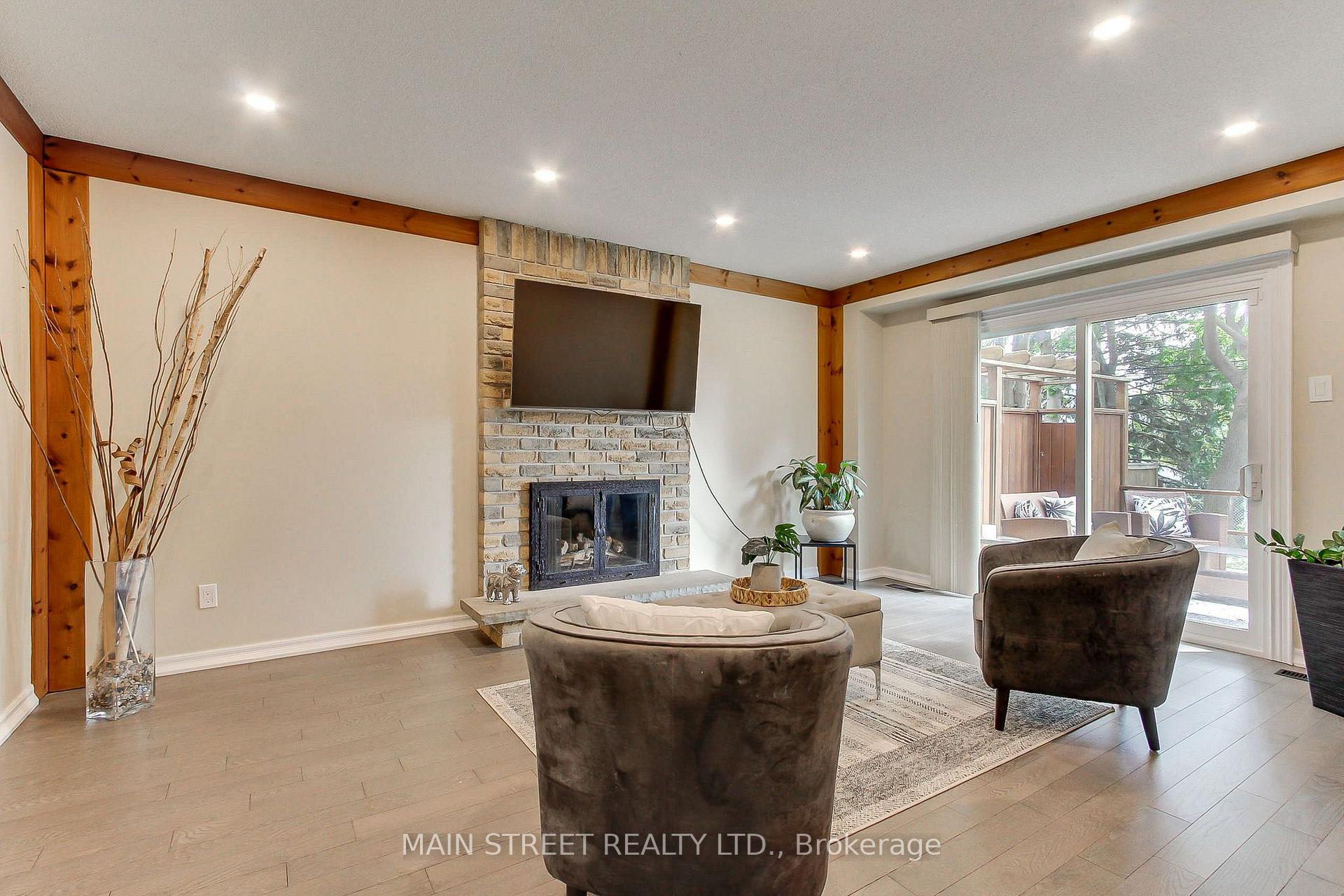 Photo 12 of 850 Arnold Crescent, Newmarket, Gorham-College Manor — HOMEH