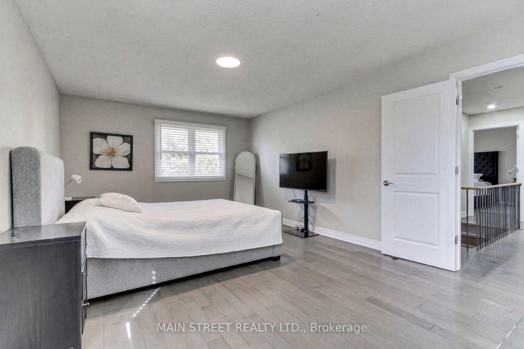 Photo 18 of 850 Arnold Crescent, Newmarket, Gorham-College Manor — HOMEH