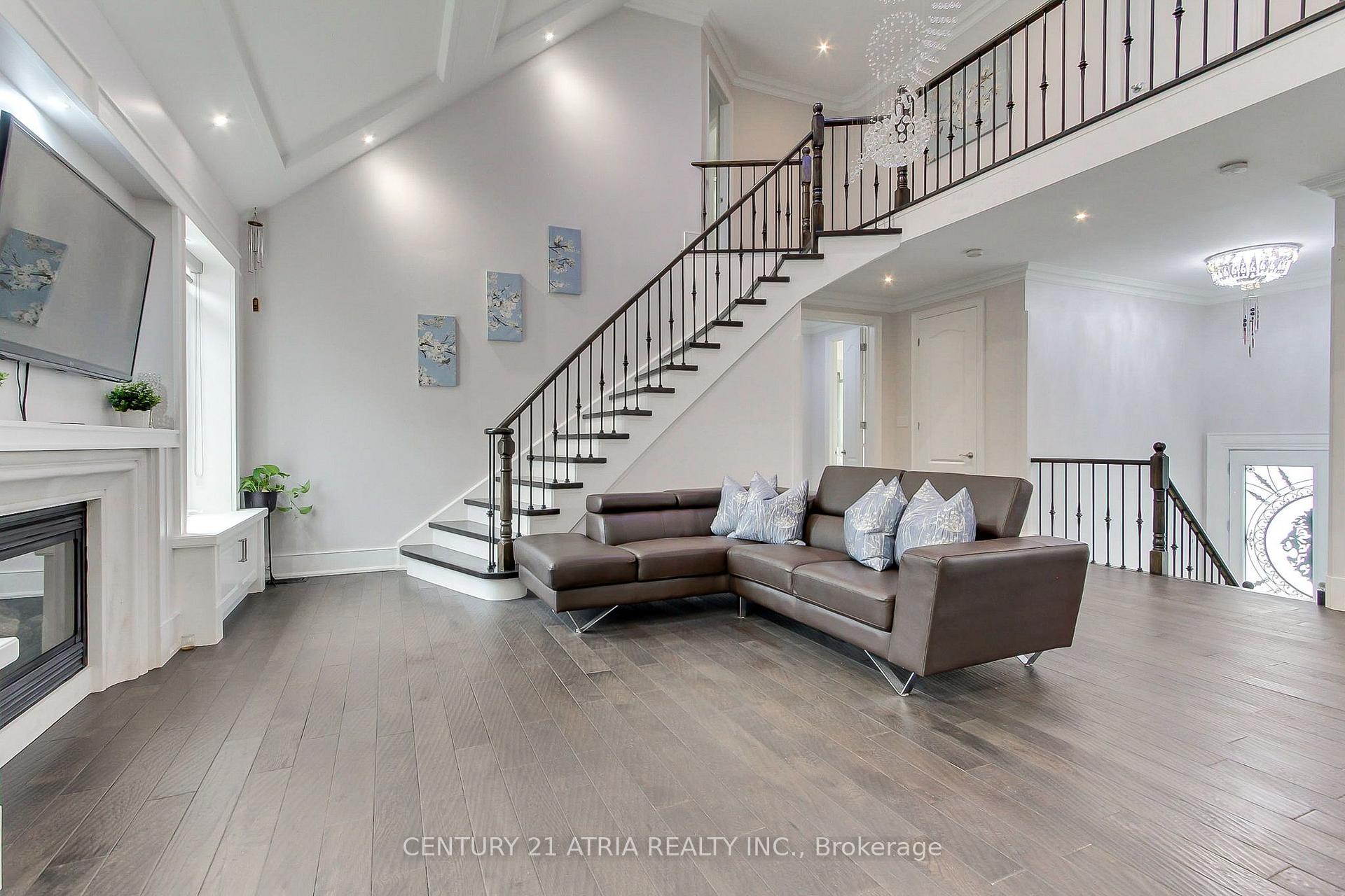 Photo 10 of 111 Zokol Drive, Aurora, Bayview Northeast — HOMEH
