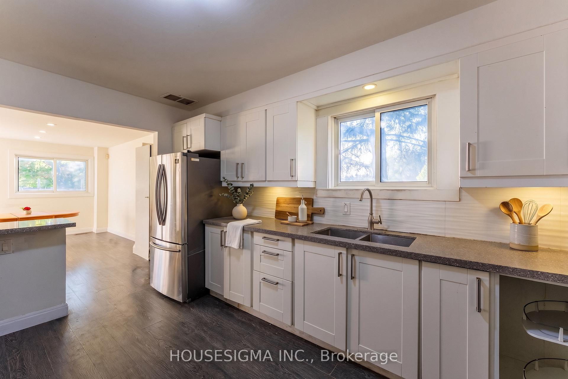 Photo 3 of 33 College Crescent, Barrie, Grove East — HOMEH