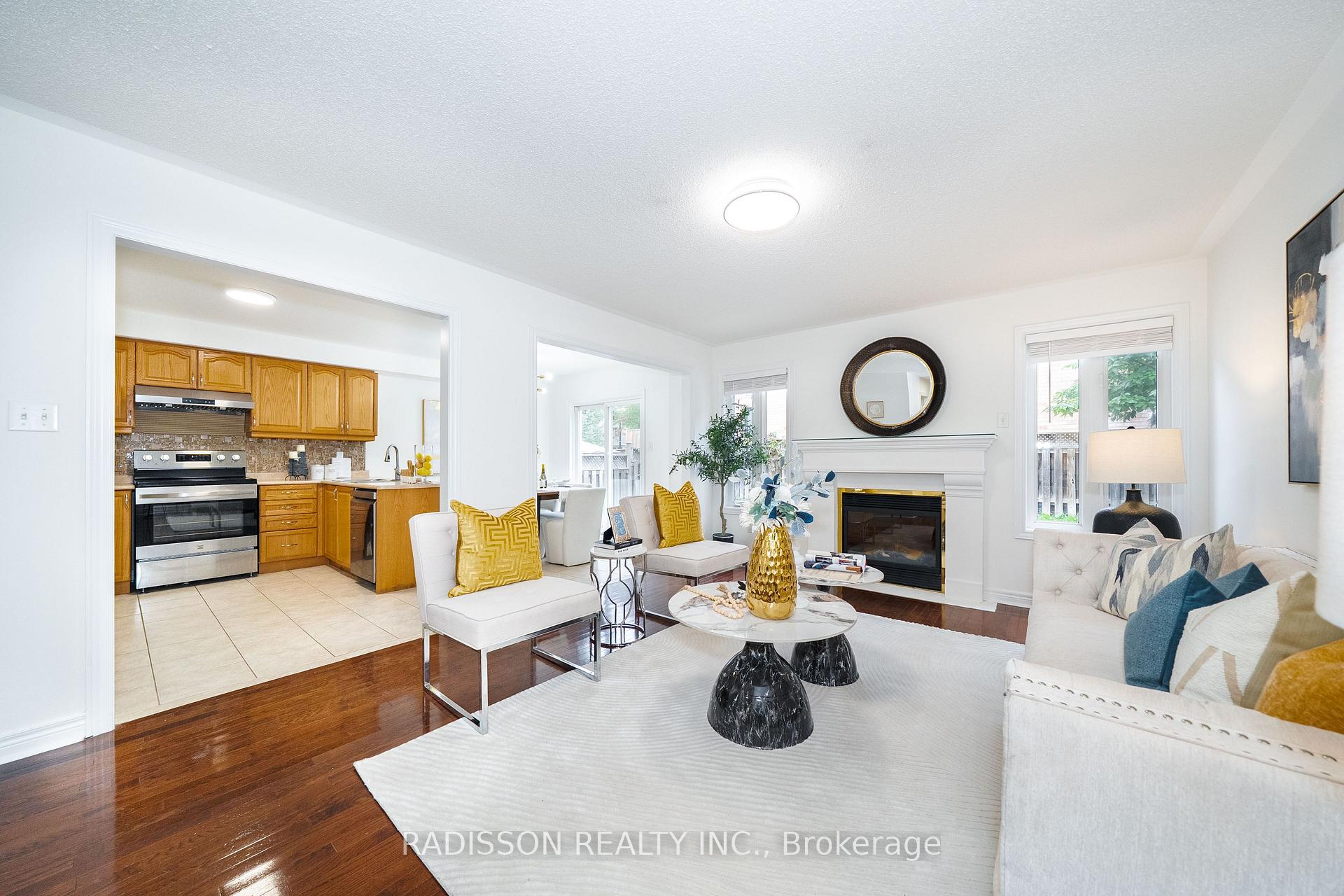 Photo 3 of 863 Oaktree Crescent, Newmarket, Summerhill Estates — HOMEH