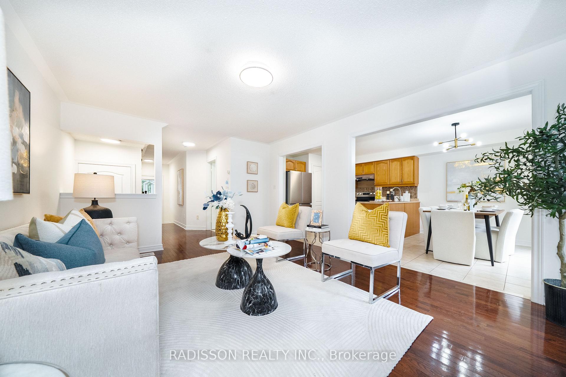 Photo 4 of 863 Oaktree Crescent, Newmarket, Summerhill Estates — HOMEH