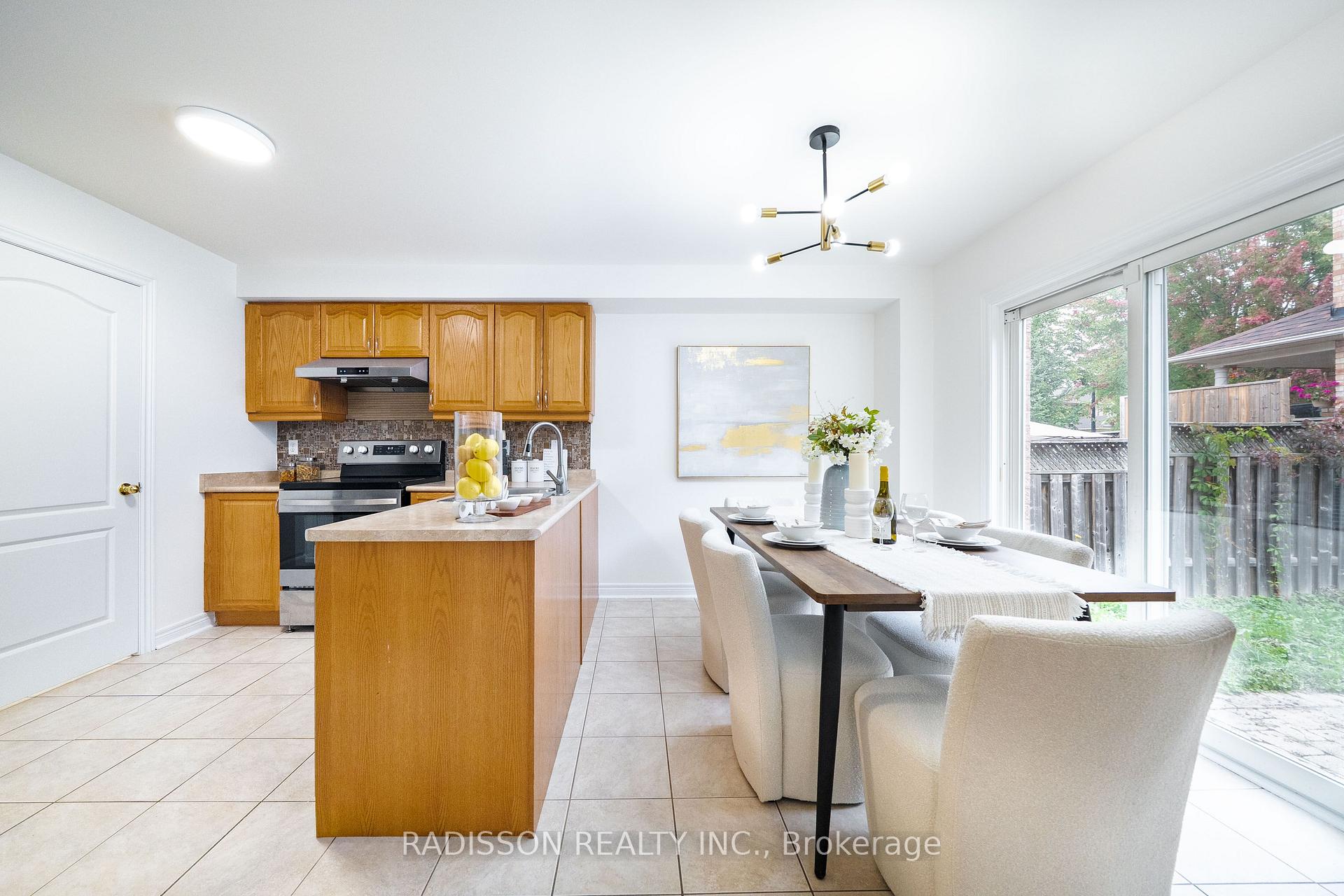 Photo 7 of 863 Oaktree Crescent, Newmarket, Summerhill Estates — HOMEH