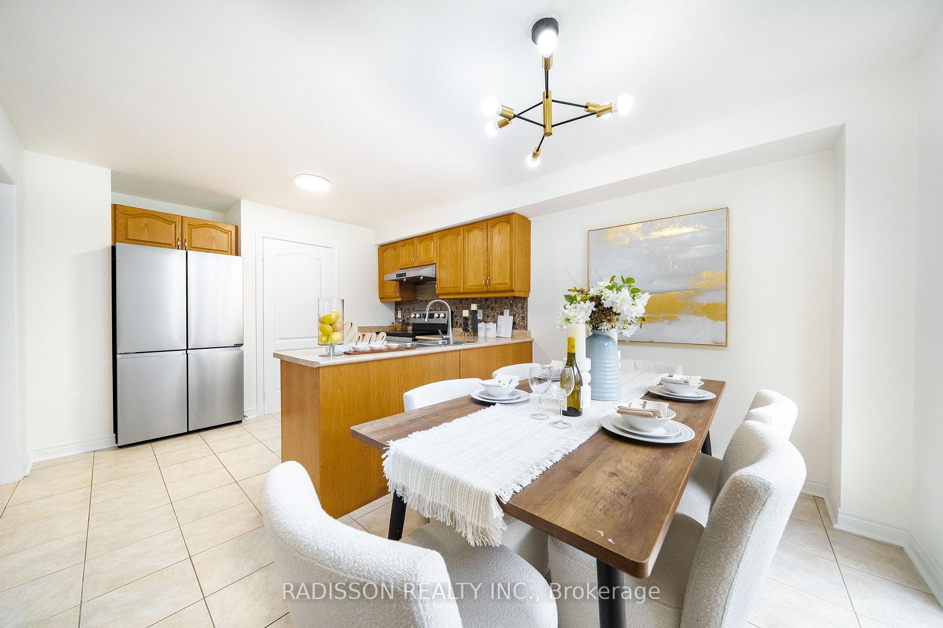Photo 8 of 863 Oaktree Crescent, Newmarket, Summerhill Estates — HOMEH