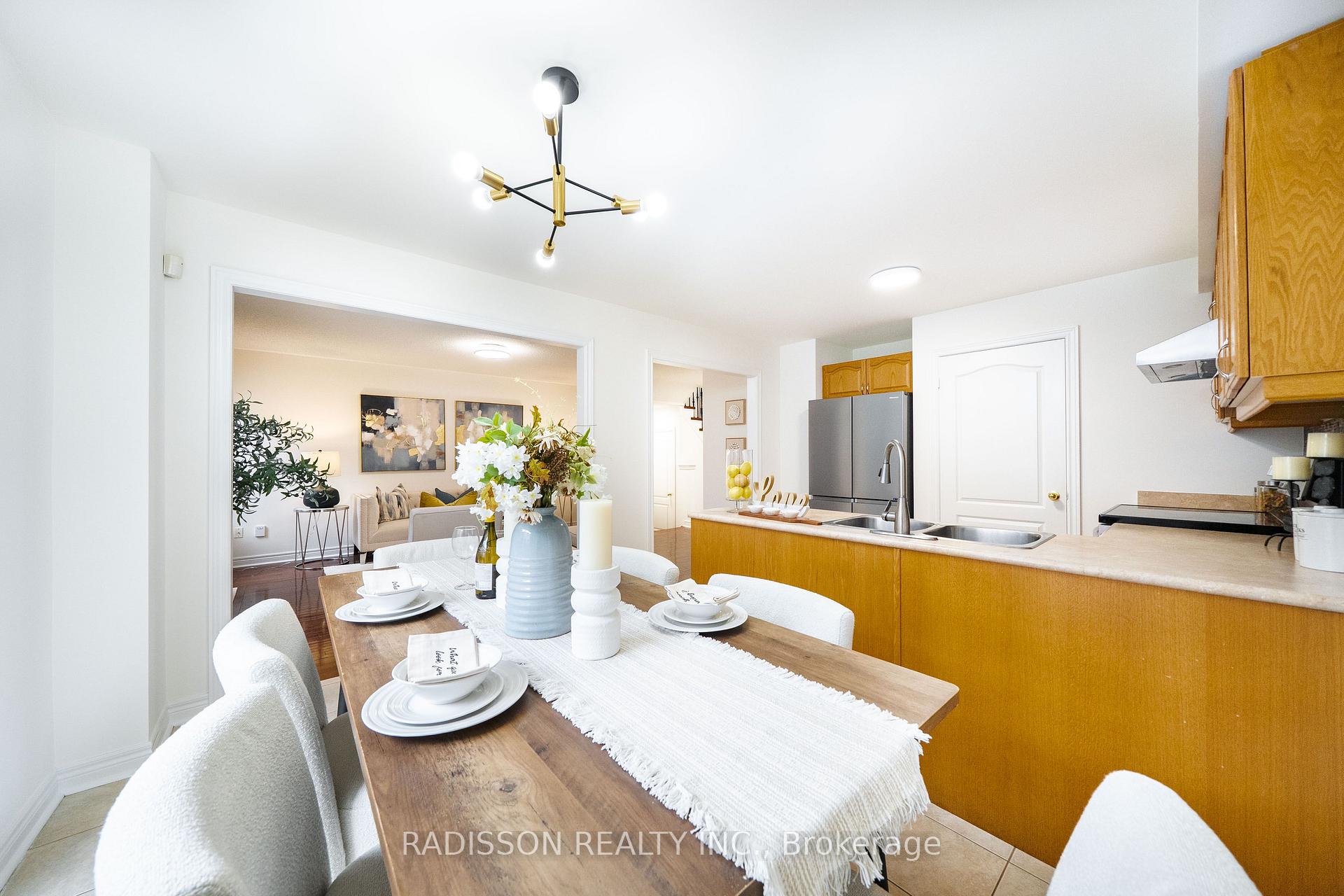 Photo 9 of 863 Oaktree Crescent, Newmarket, Summerhill Estates — HOMEH
