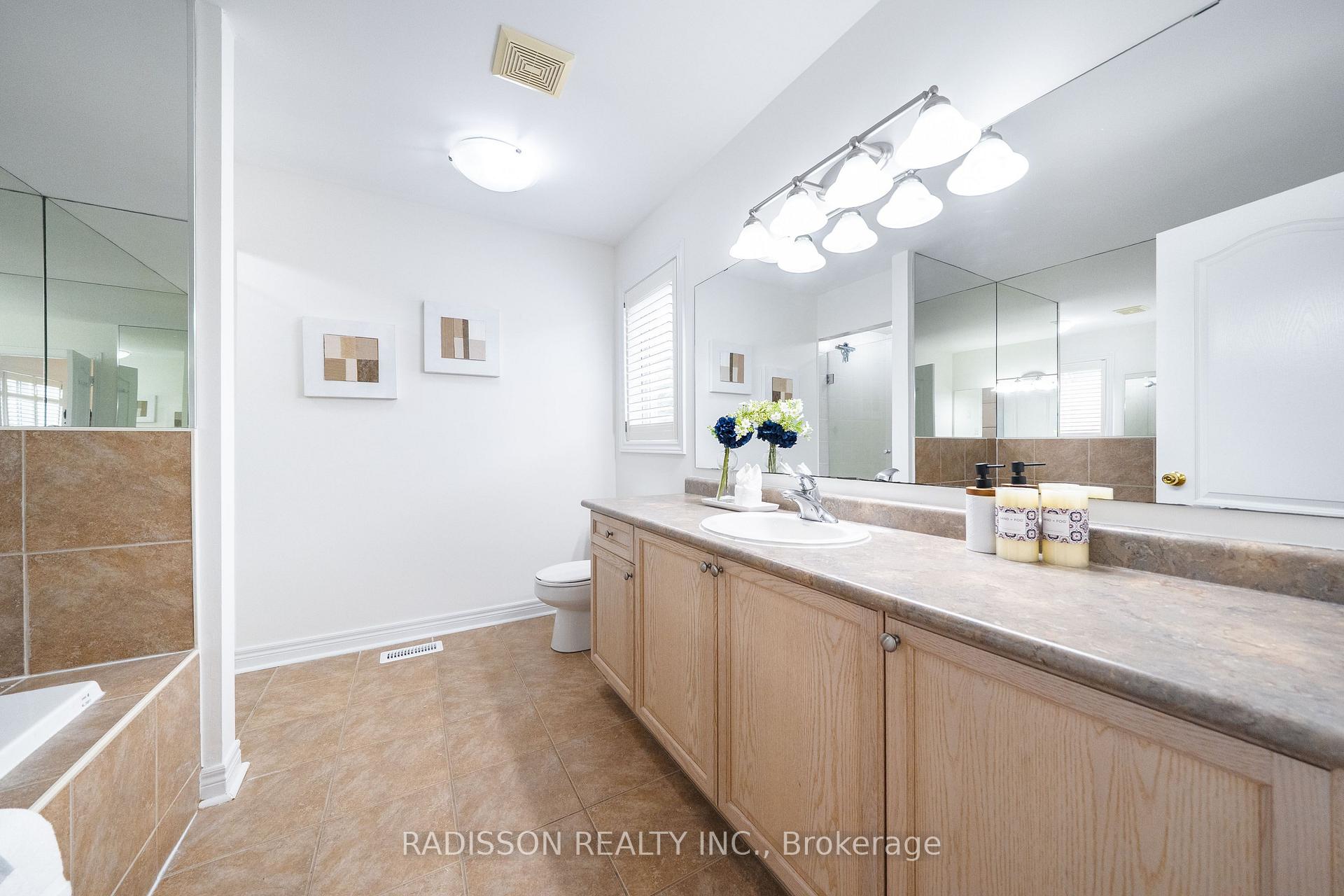Photo 14 of 863 Oaktree Crescent, Newmarket, Summerhill Estates — HOMEH