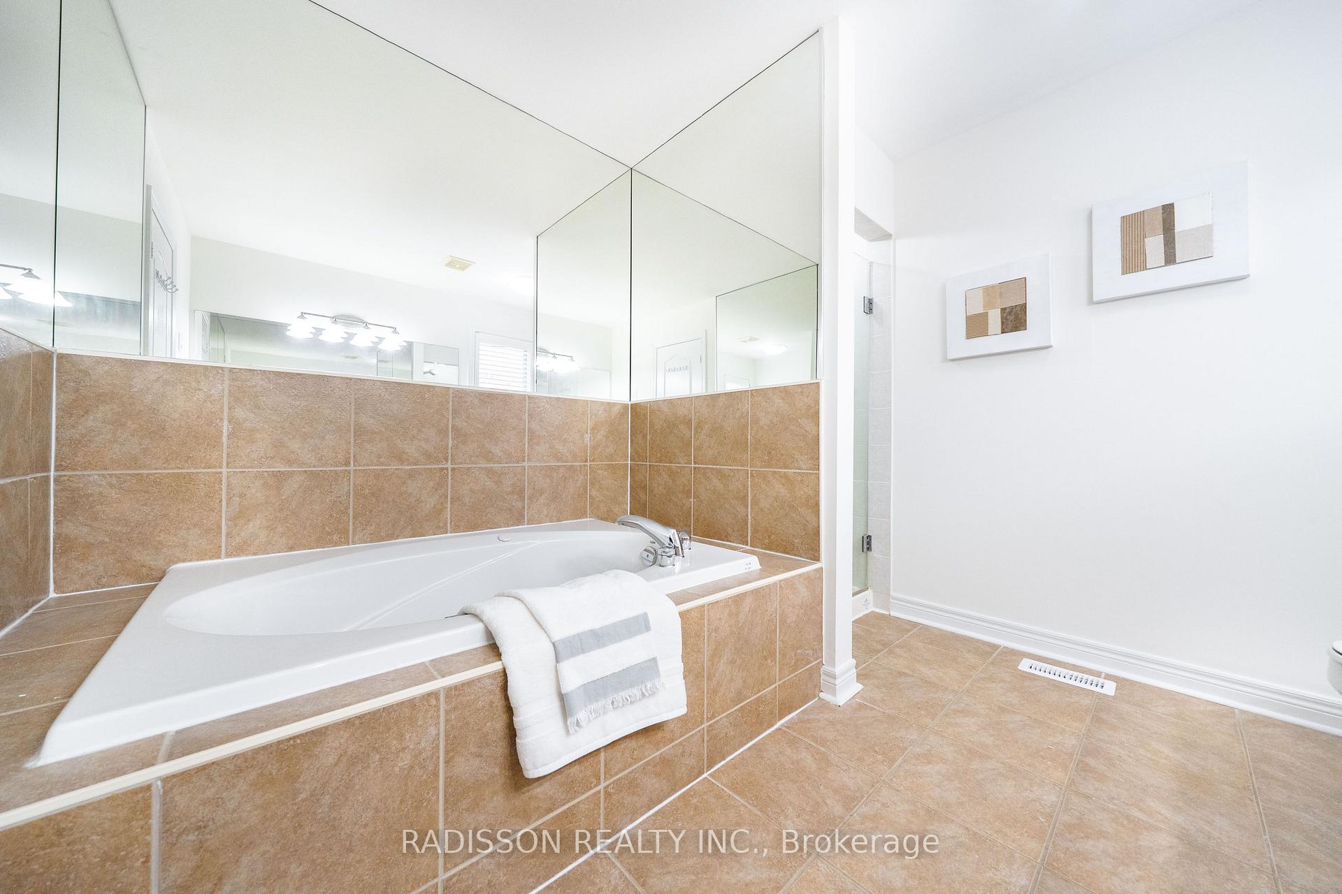 Photo 15 of 863 Oaktree Crescent, Newmarket, Summerhill Estates — HOMEH