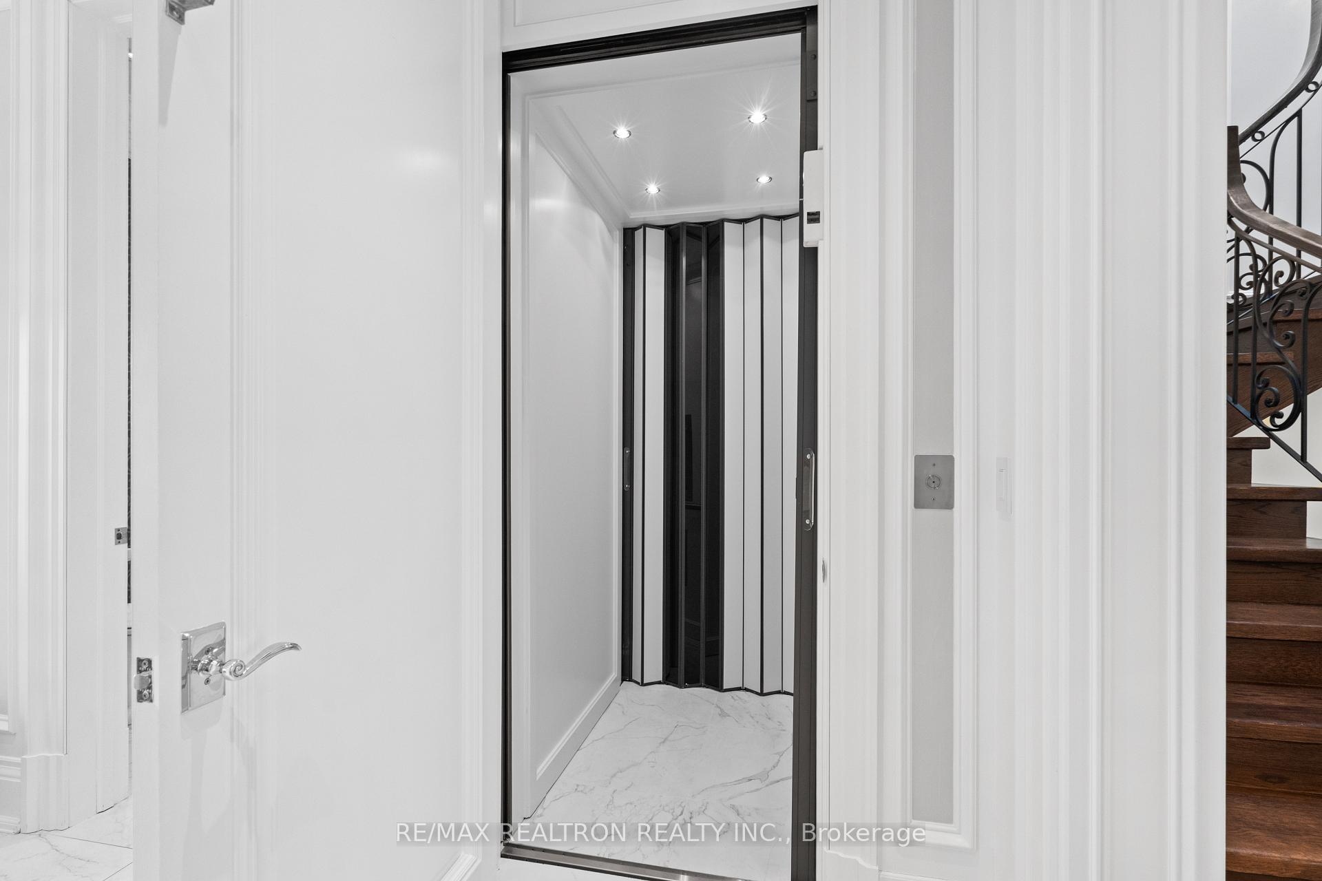 Photo 8 of 7 Winchfield Place, North York, Banbury-Don Mills — HOMEH