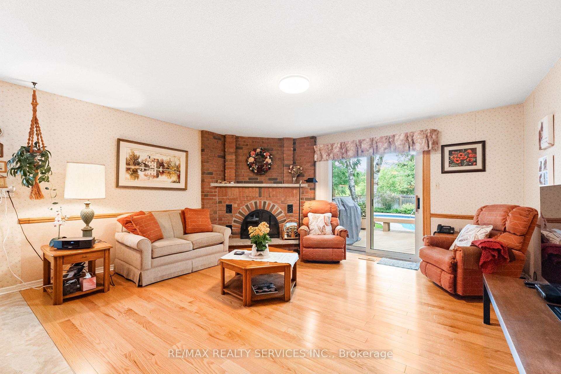 Photo 10 of 22 Oldham Crescent, Brampton, Snelgrove — HOMEH