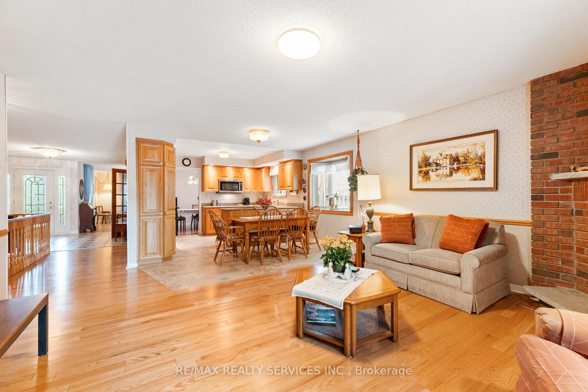 Photo 12 of 22 Oldham Crescent, Brampton, Snelgrove — HOMEH